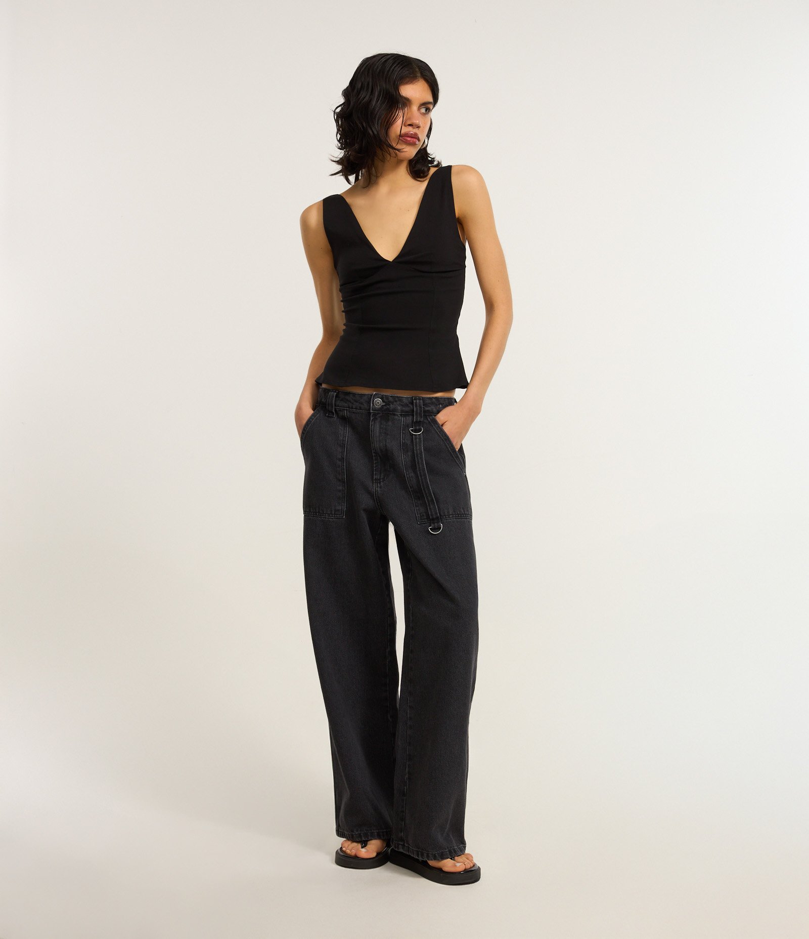 Calça Loose Cintura Baixa em Jeans com Bolso Carpinteiro Preto 1