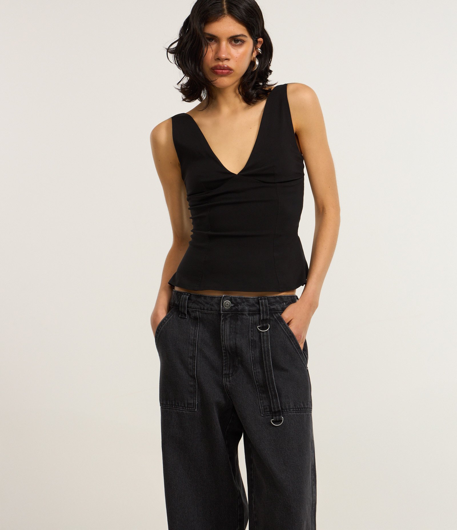 Calça Loose Cintura Baixa em Jeans com Bolso Carpinteiro Preto 2