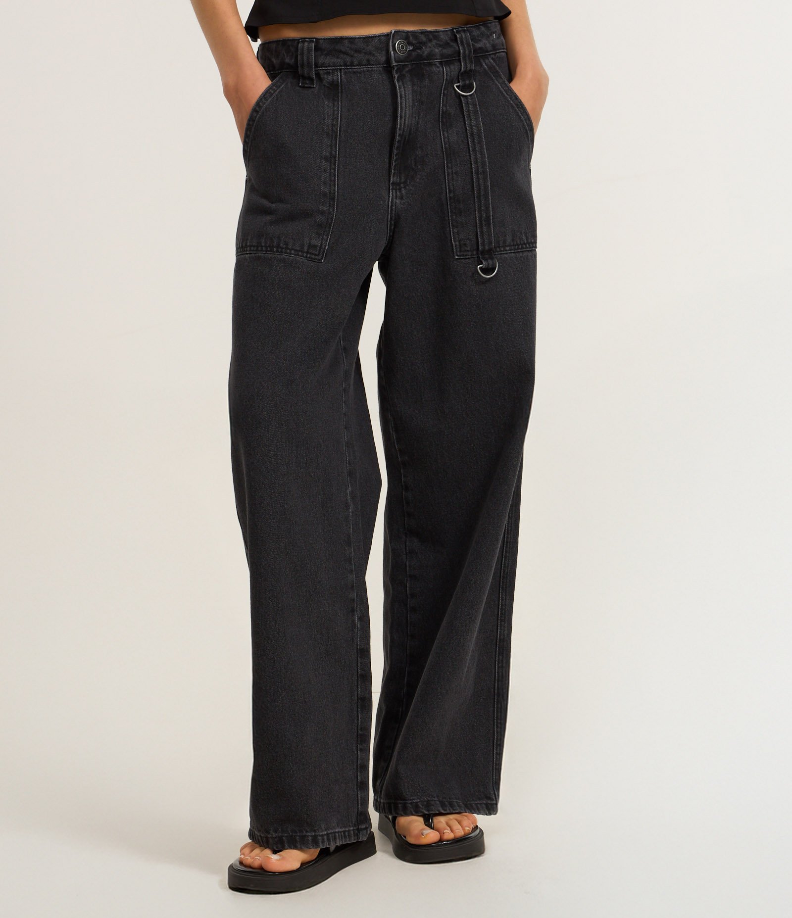 Calça Loose Cintura Baixa em Jeans com Bolso Carpinteiro Preto 3