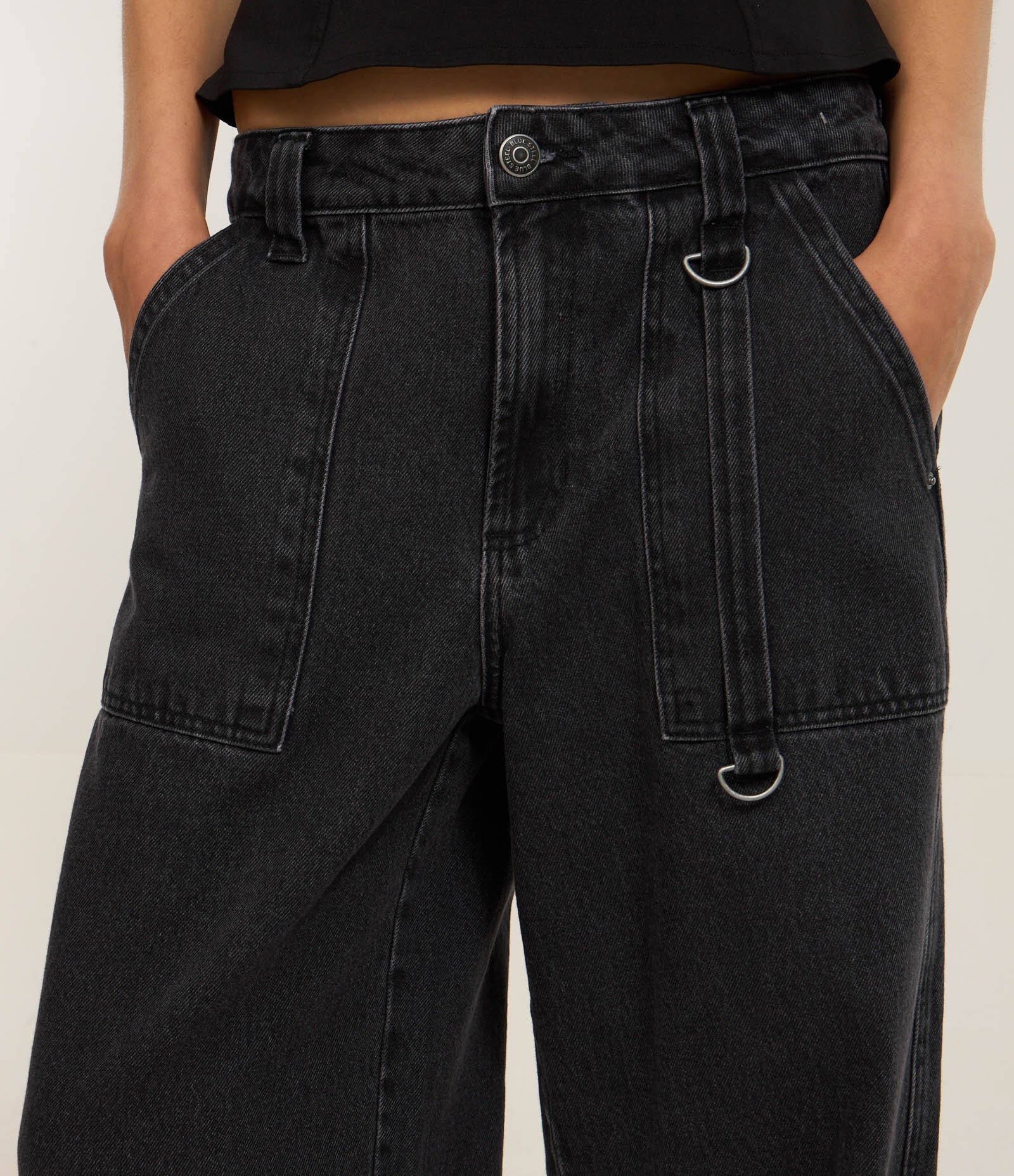 Calça Loose Cintura Baixa em Jeans com Bolso Carpinteiro Preto 4
