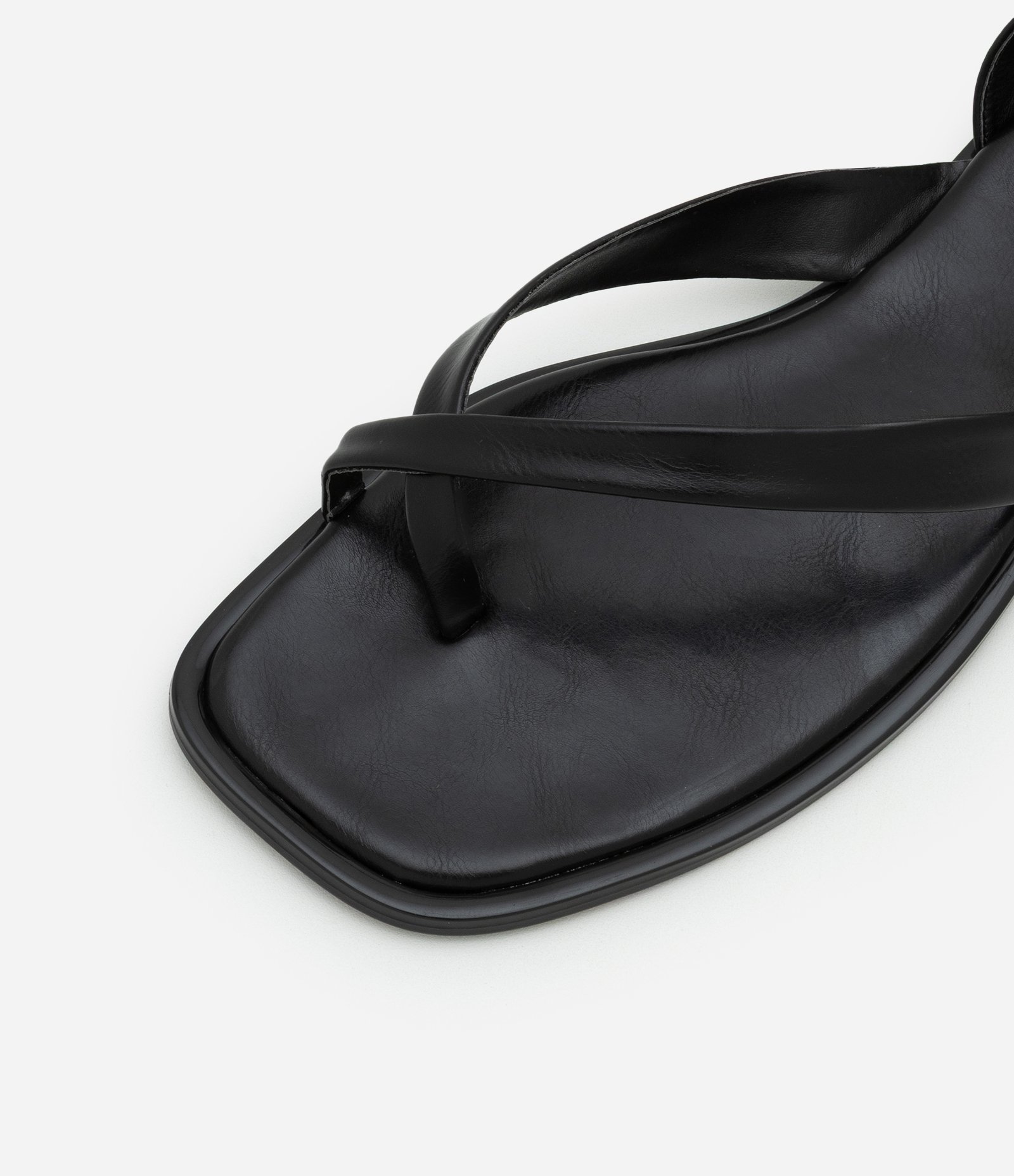 Sandália Rasteira em PU com Tiras Cruzadas e Fivela Preto 5