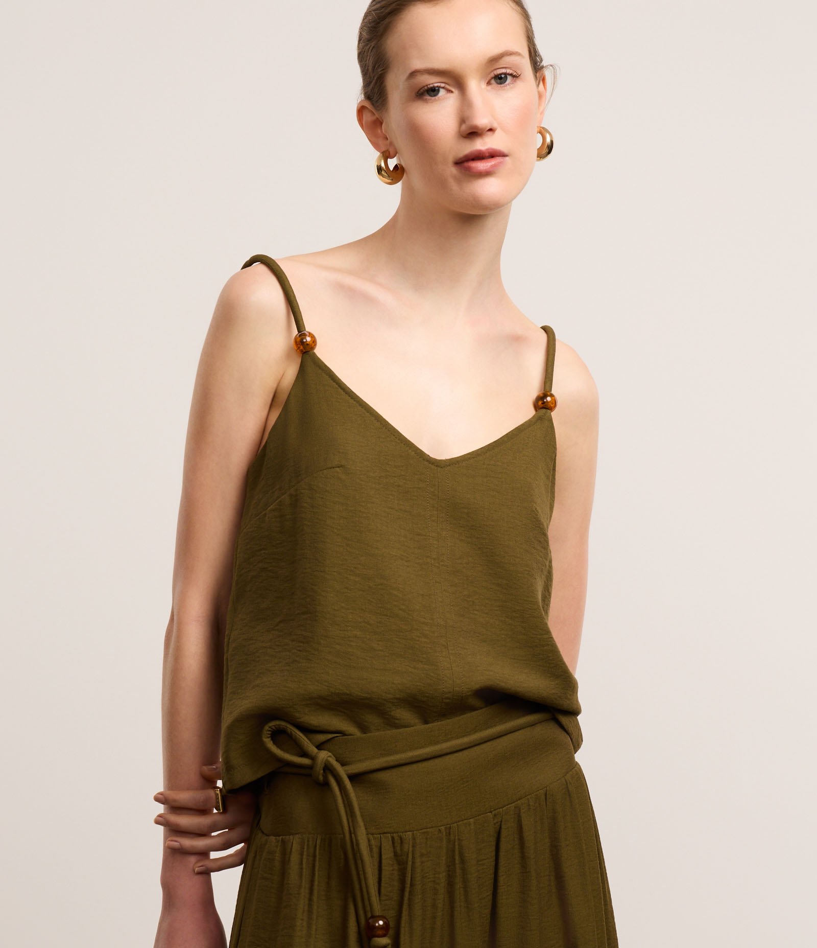 Blusa em Crepe com Decote V e Miçanga na Alça Verde 1