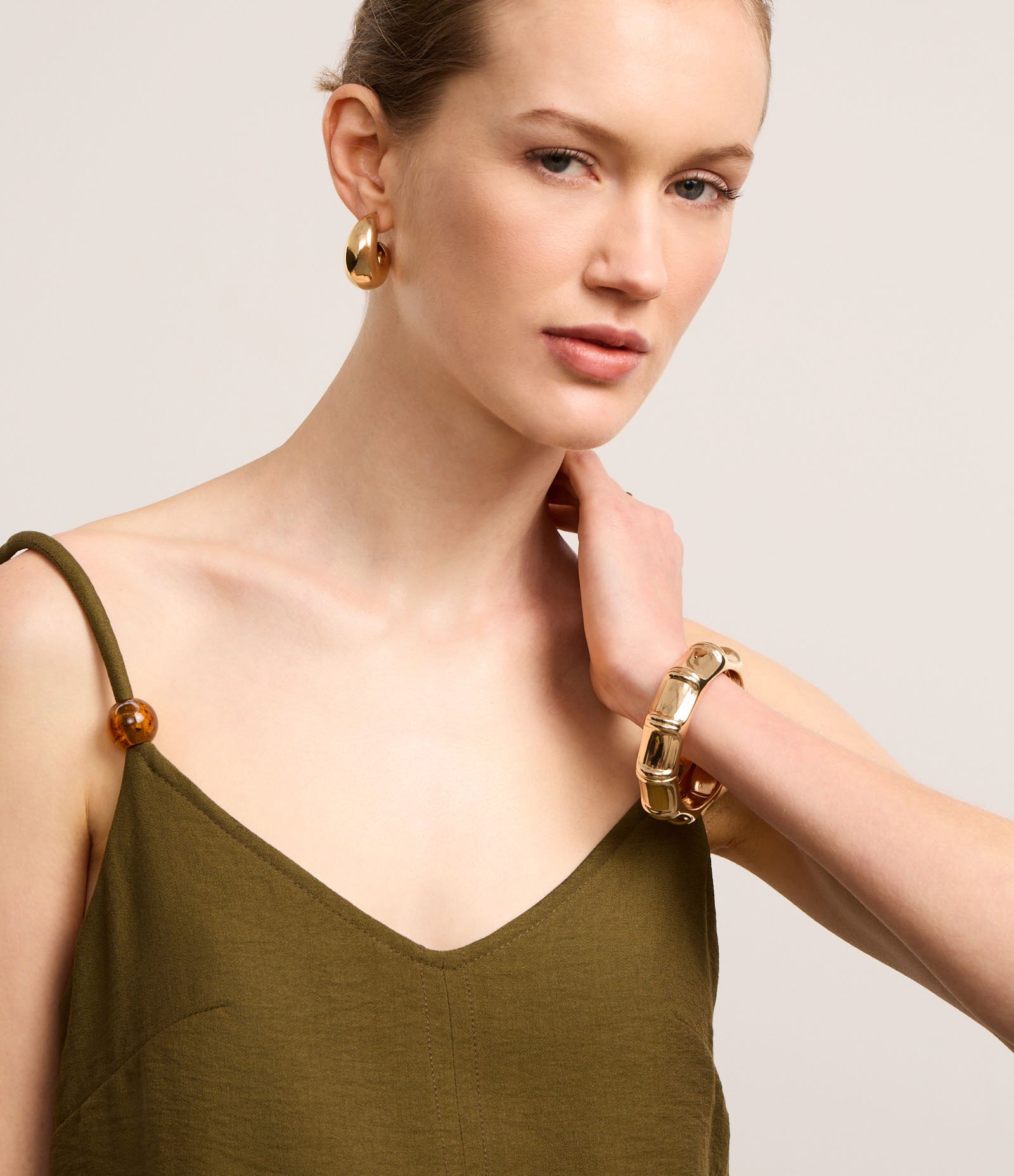 Blusa em Crepe com Decote V e Miçanga na Alça Verde 3