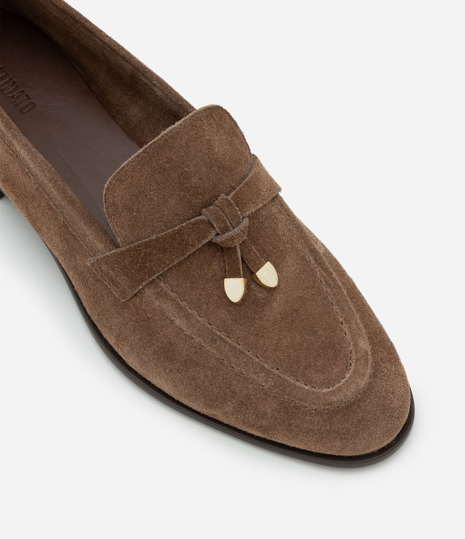 Mocassim em Couro Camurça com Ponteira Metálica Marrom 3