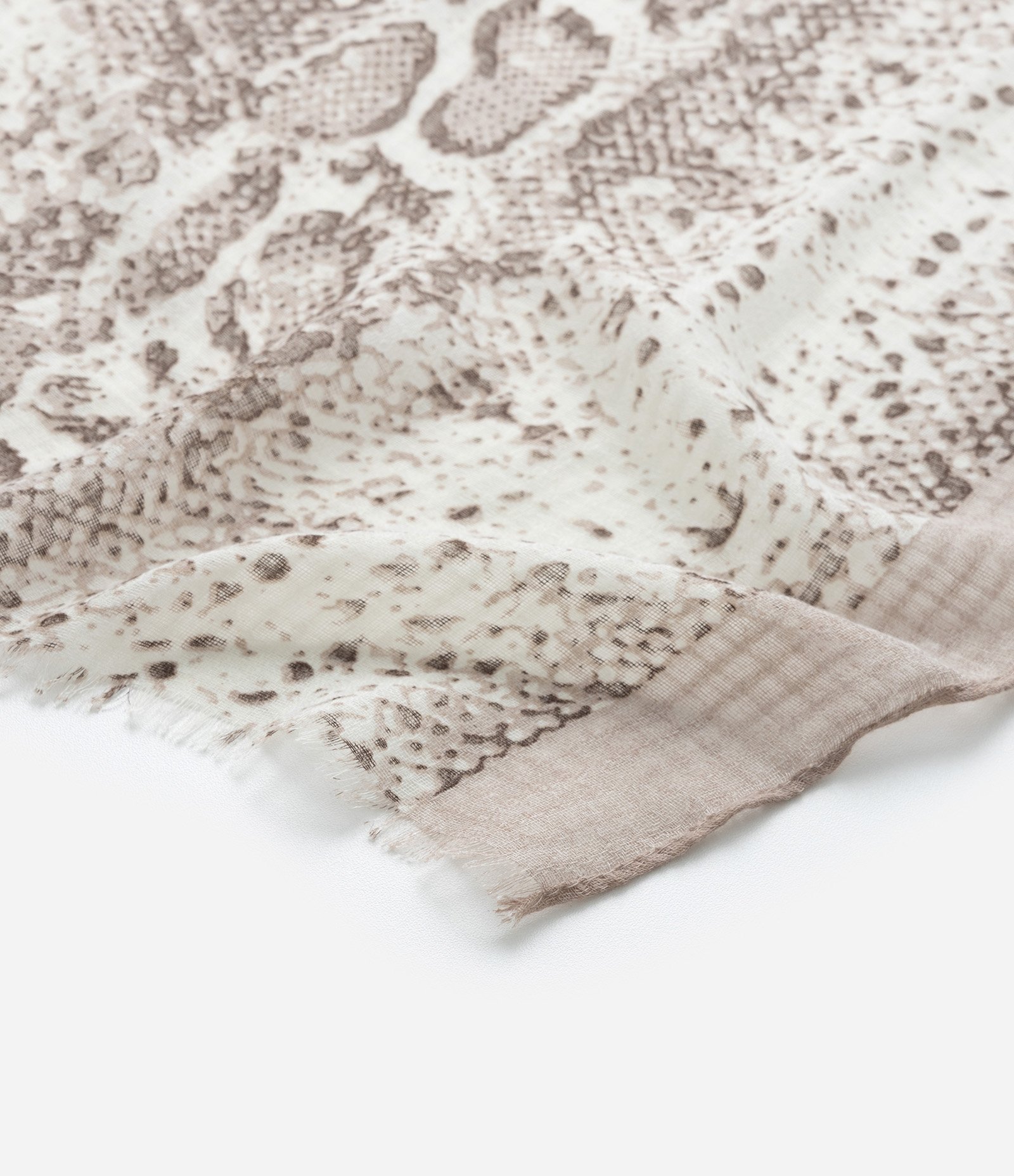 Lenço Retangular em Flanela com Estampa Animal Print Cobra Bege 2