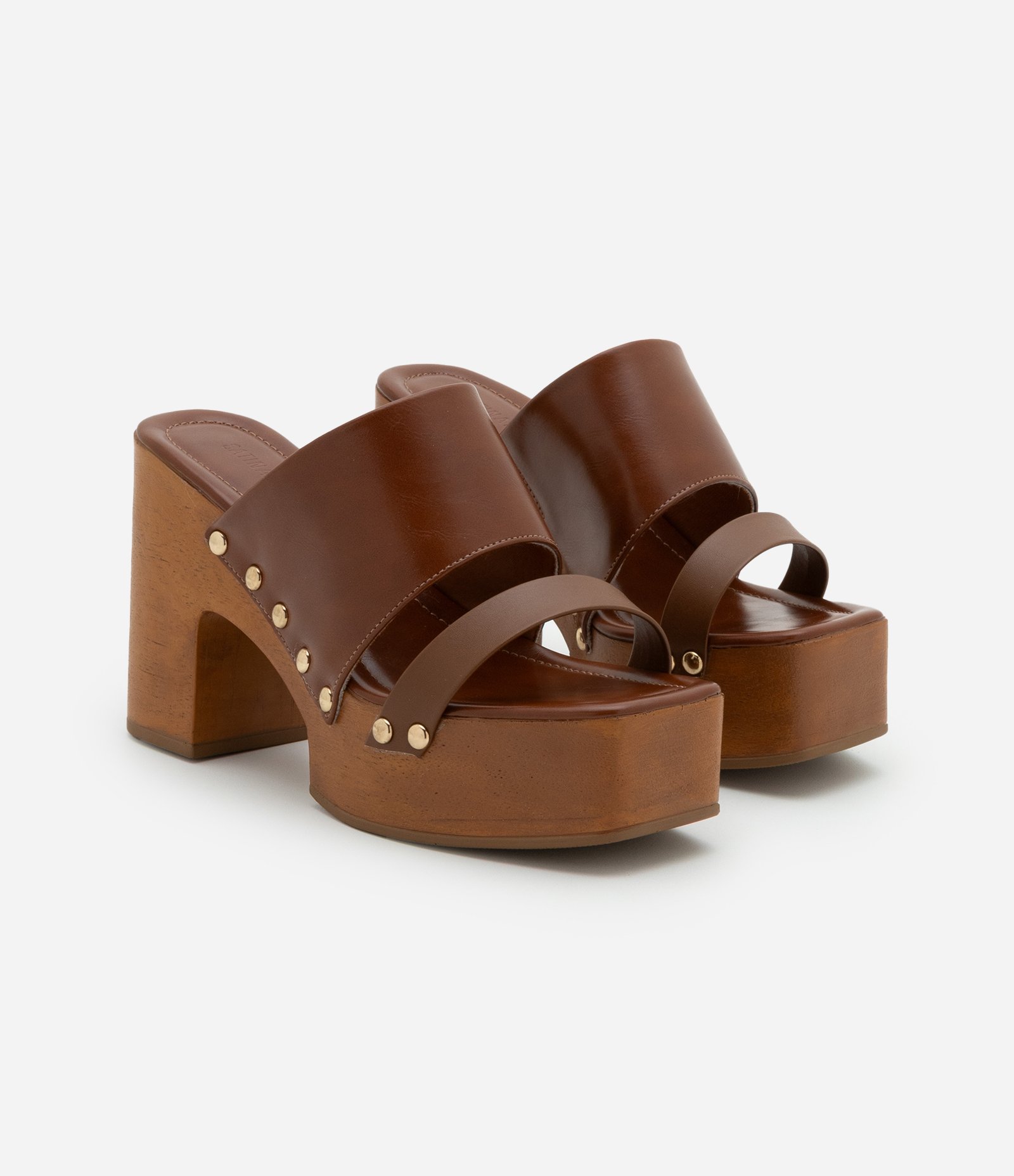 Sandália com Salto Alto Efeito Madeira e Tachinhas Marrom 2