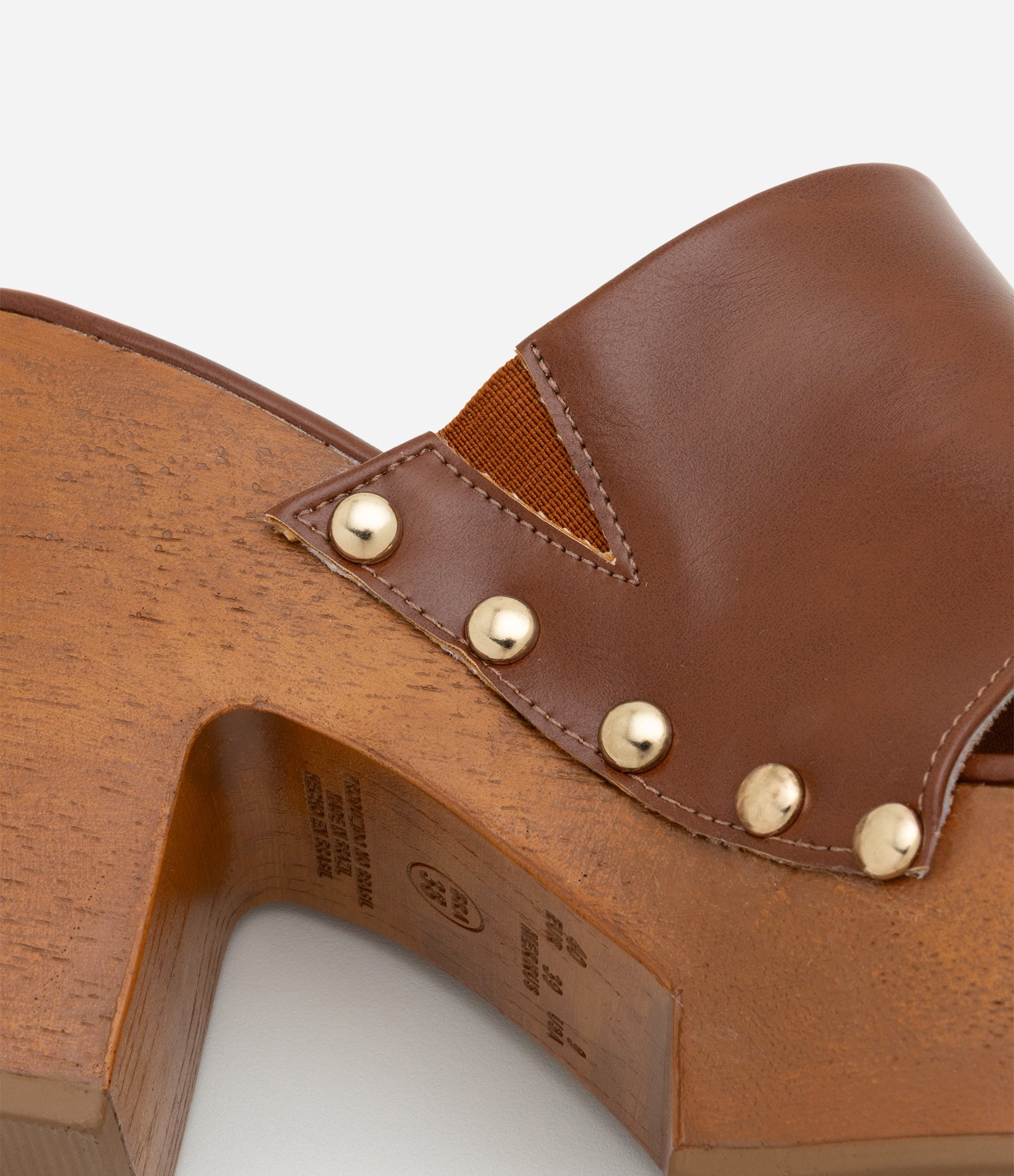 Sandália com Salto Alto Efeito Madeira e Tachinhas Marrom 4