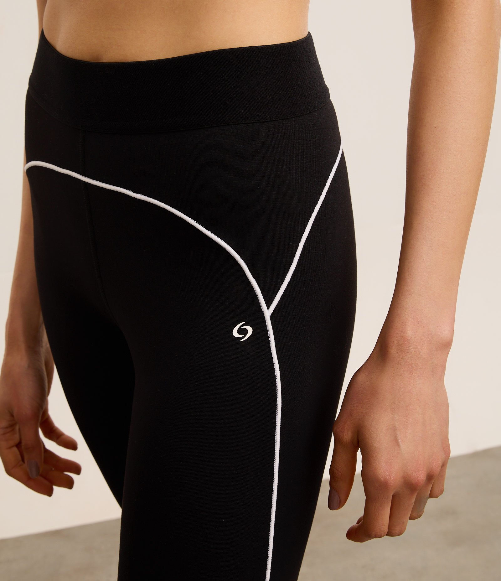 Calça Legging Esportiva em Microfibra com Elástico na Cintura e Viés Contrastante Preto 3