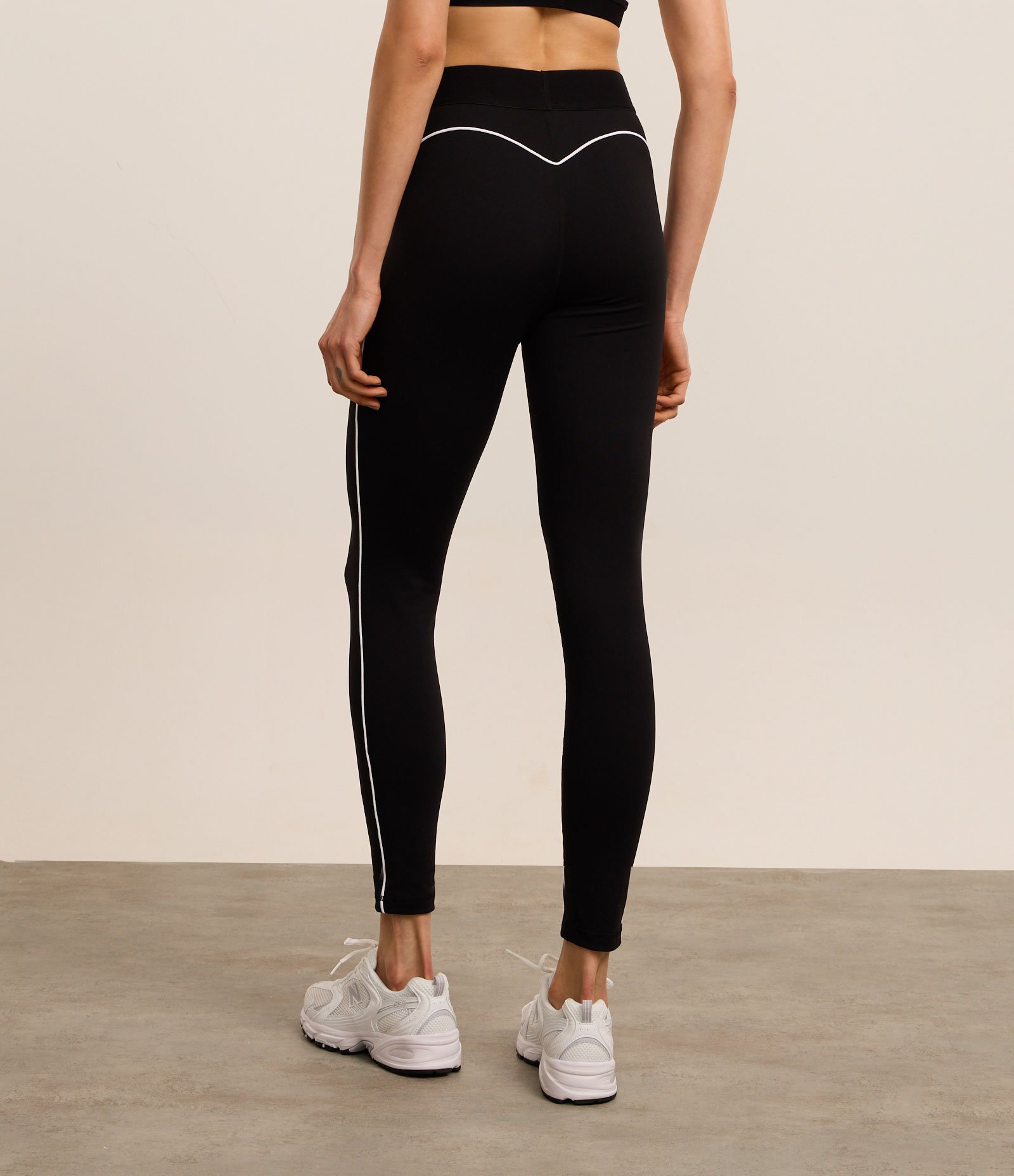 Calça Legging Esportiva em Microfibra com Elástico na Cintura e Viés Contrastante Preto 4