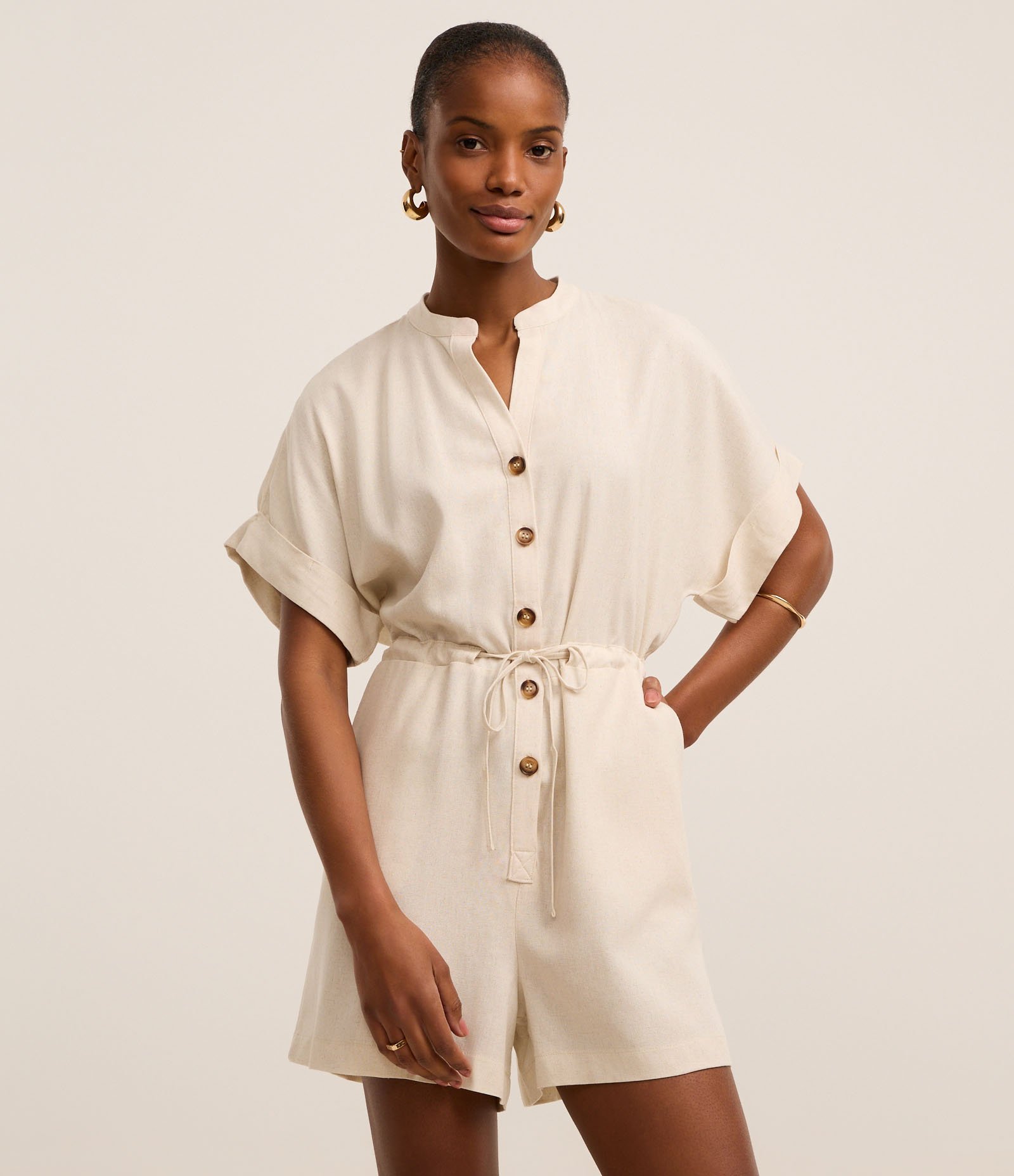 Macaquinho Boho Chemise em Viscolinho com Gola Padre Bege 1