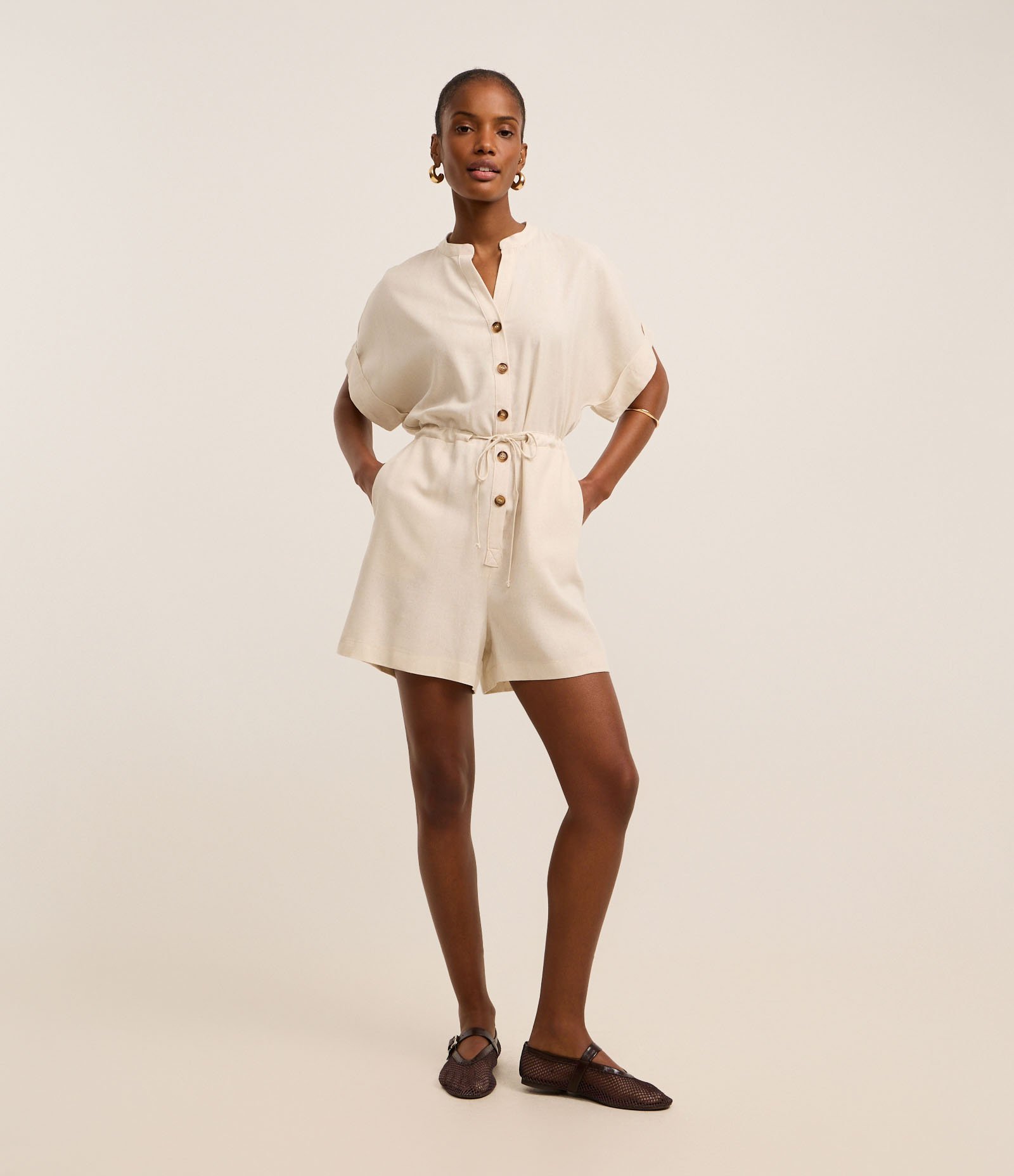 Macaquinho Boho Chemise em Viscolinho com Gola Padre Bege 2