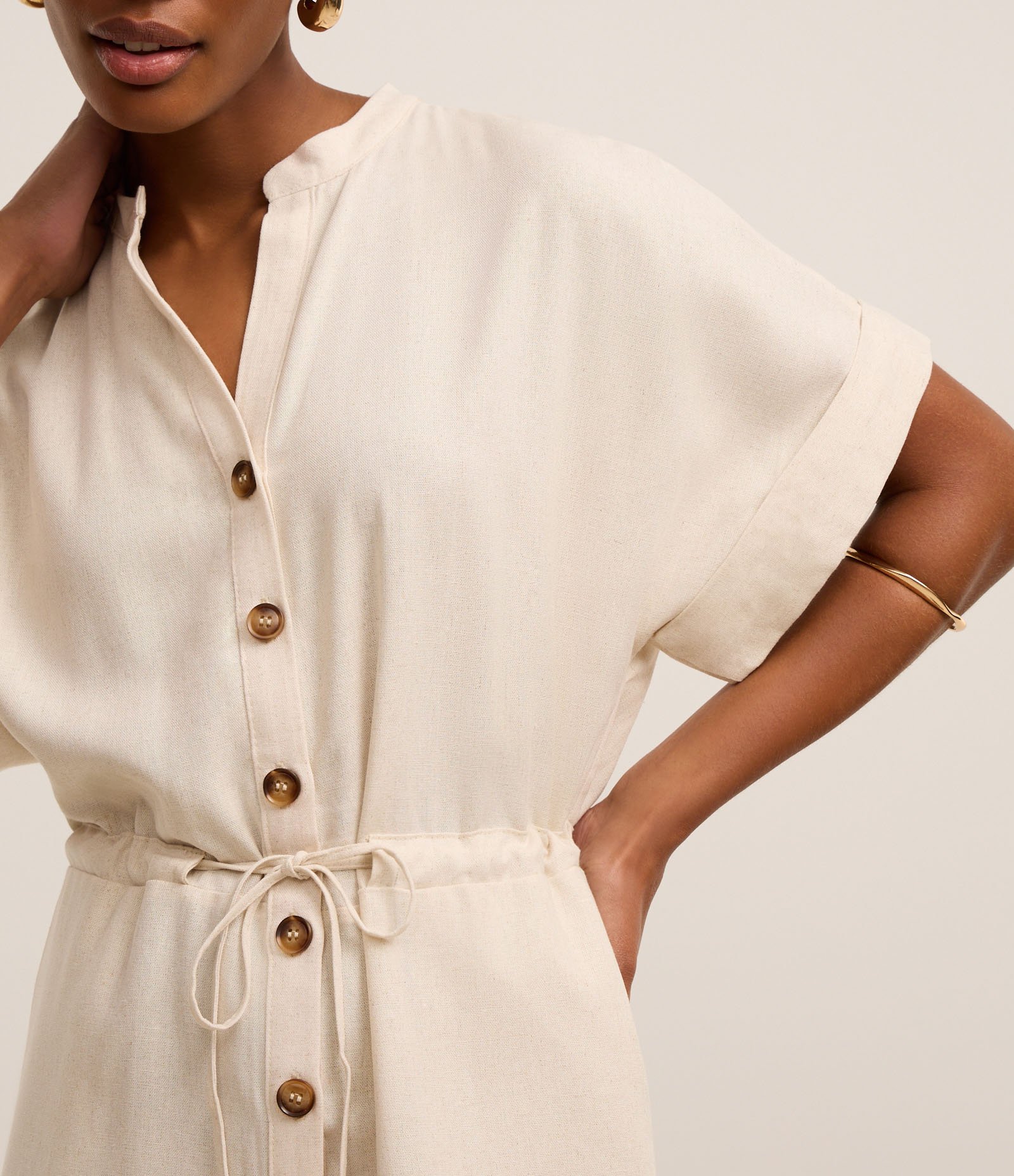 Macaquinho Boho Chemise em Viscolinho com Gola Padre Bege 3