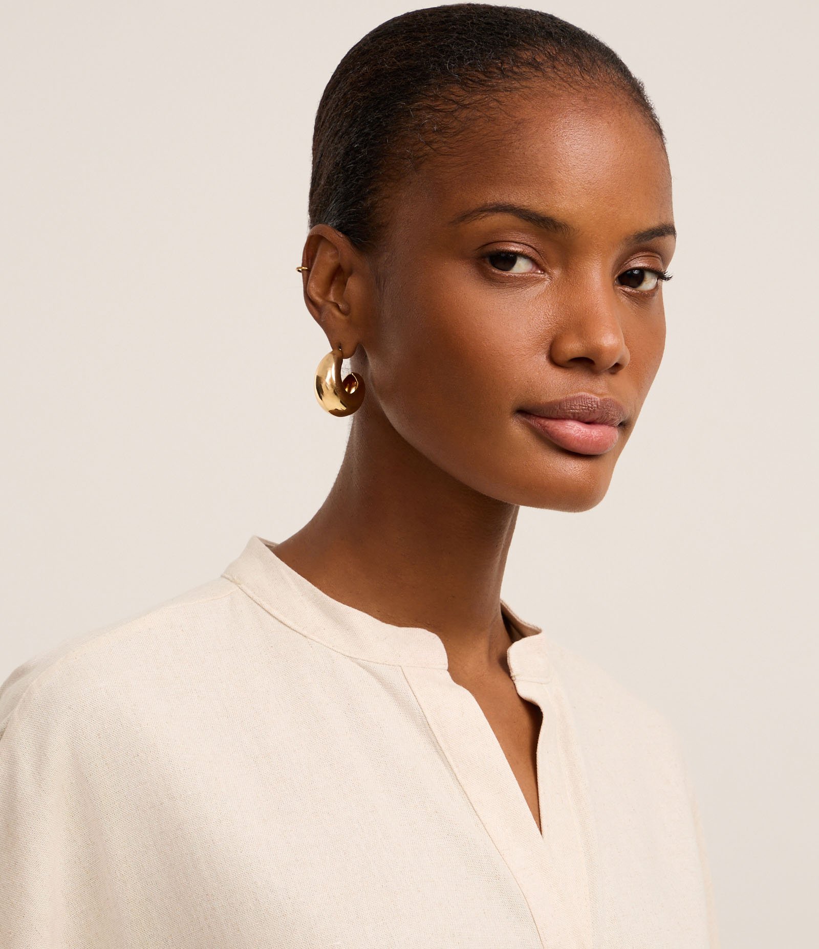 Macaquinho Boho Chemise em Viscolinho com Gola Padre Bege 4