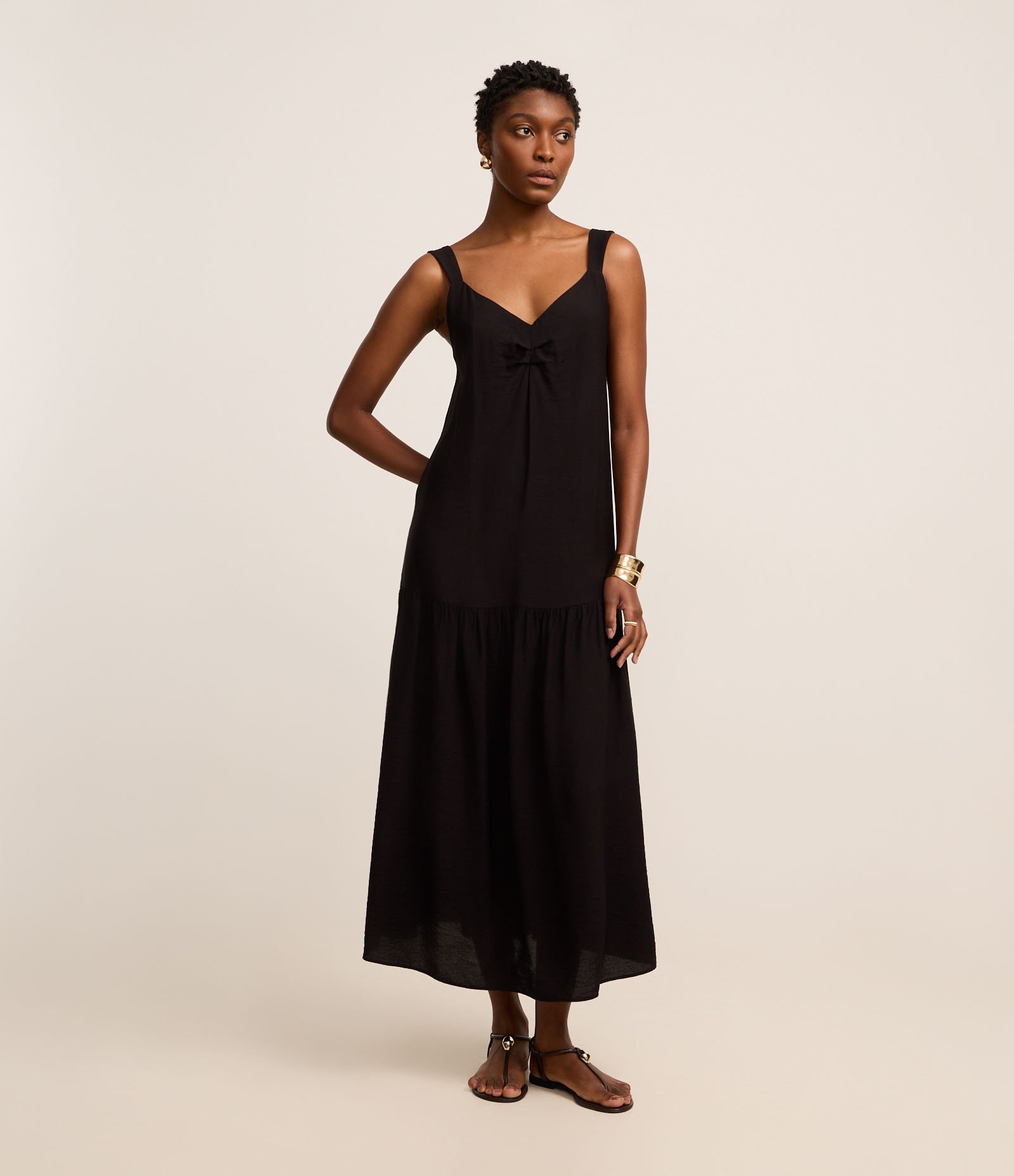 Vestido Evasê Longo em Crepe com Franzido no Busto Preto 1