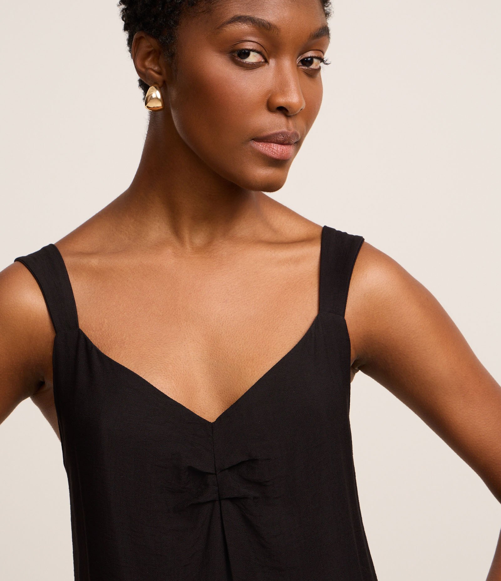 Vestido Evasê Longo em Crepe com Franzido no Busto Preto 3