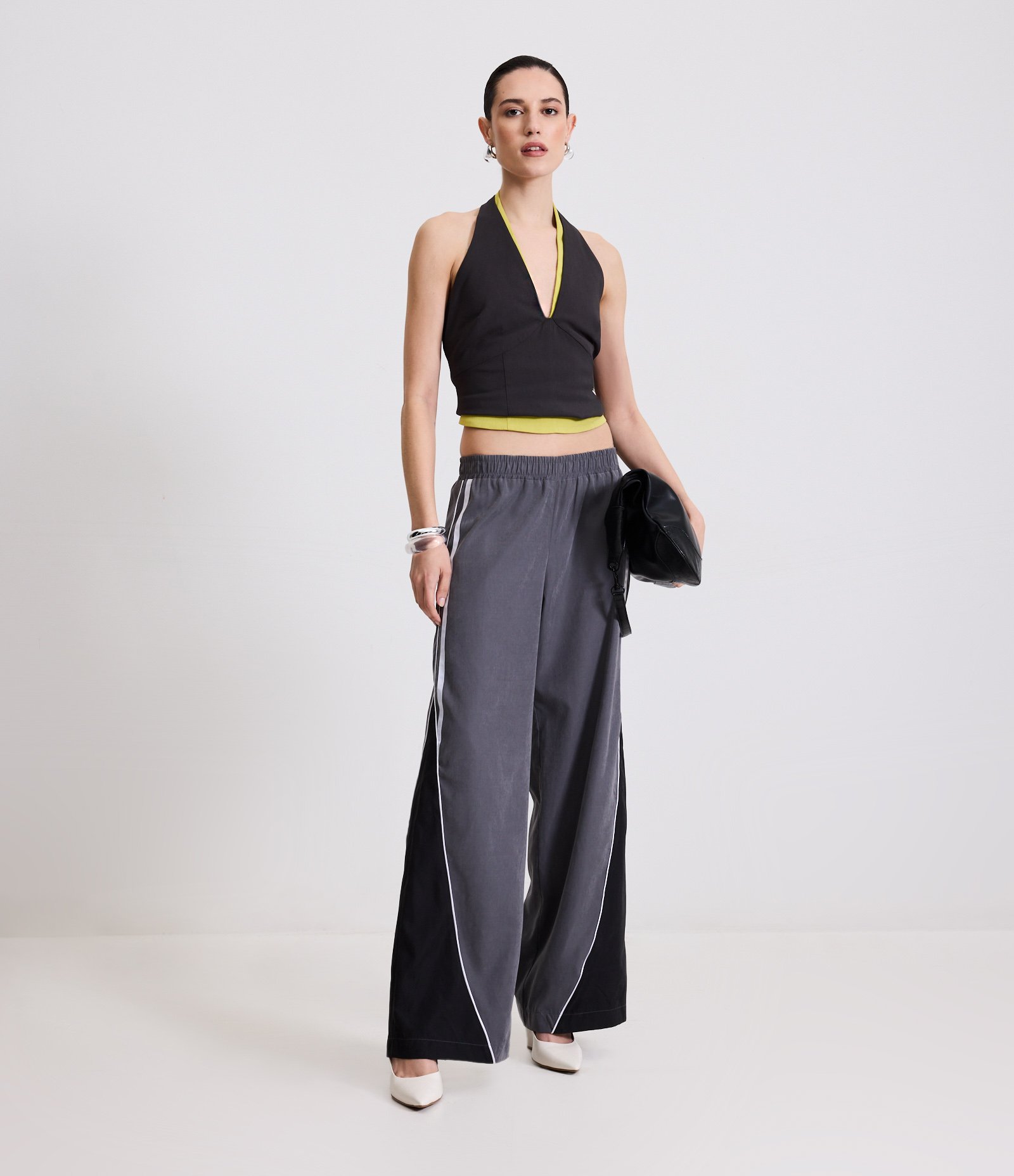 Calça Reta em Cupro com Recorte Contrastante Cinza 8