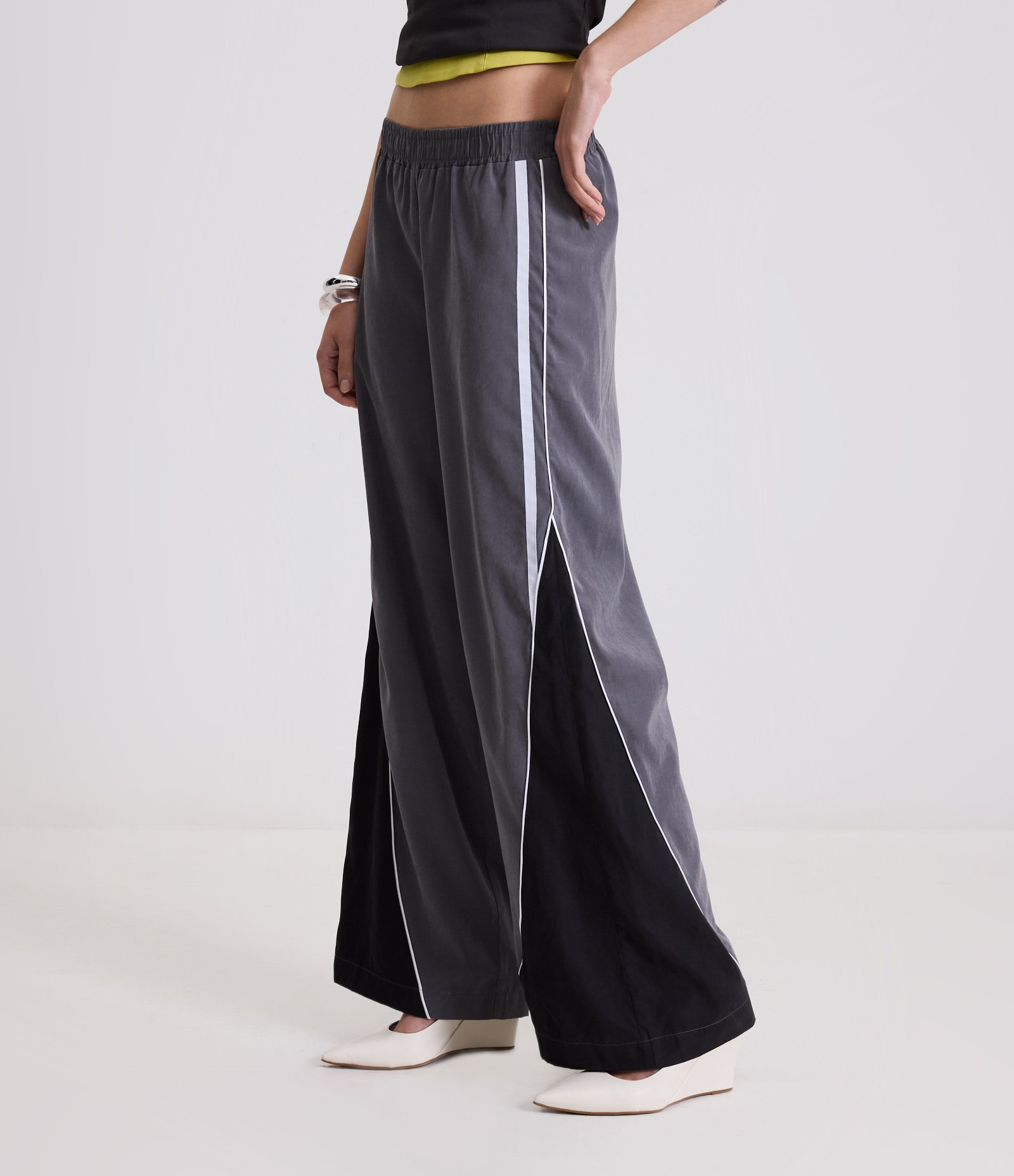 Calça Reta em Cupro com Recorte Contrastante Cinza 2