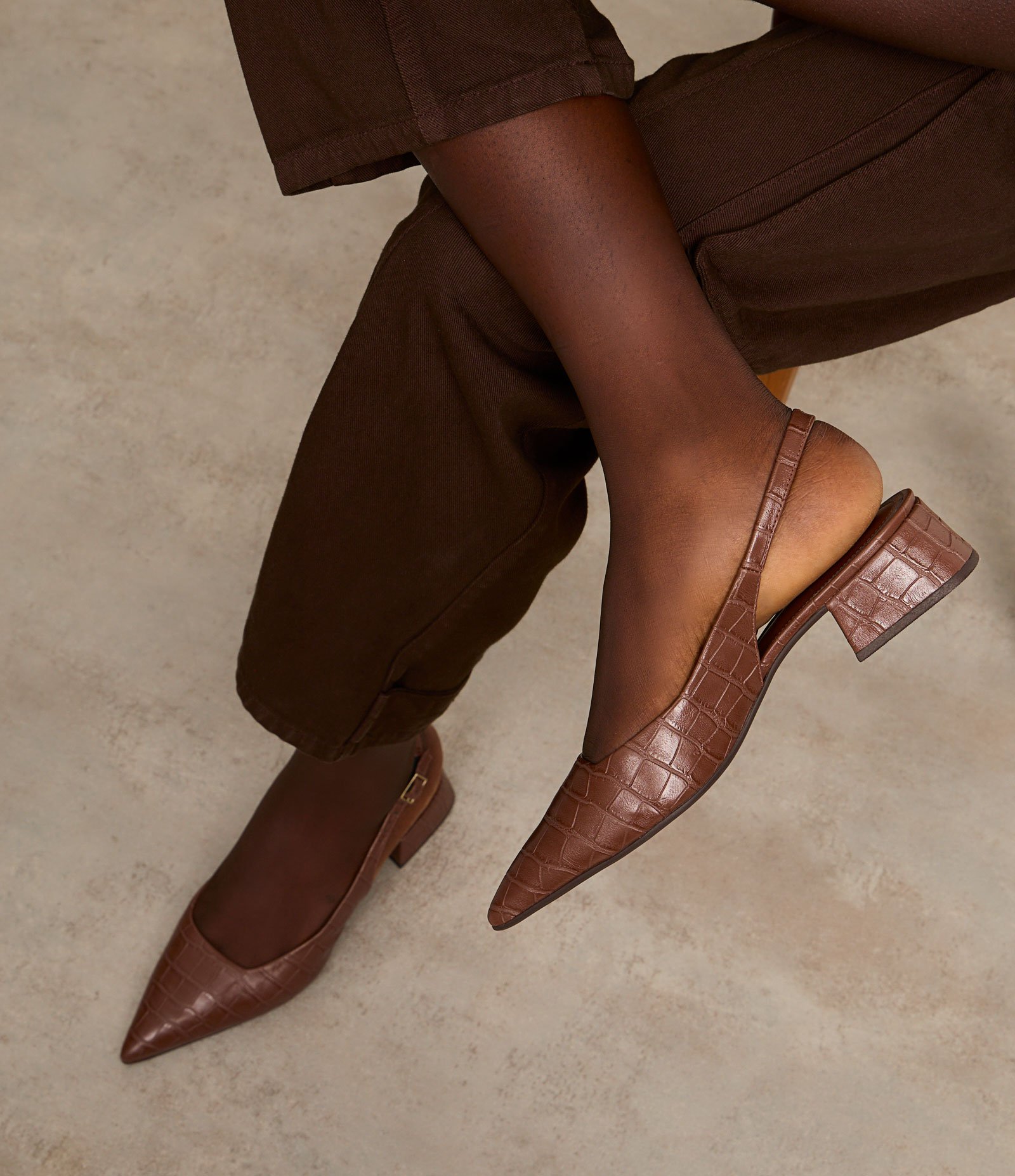 Sapato Scarpin Slingback em PU com Estampa Croco Marrom 8