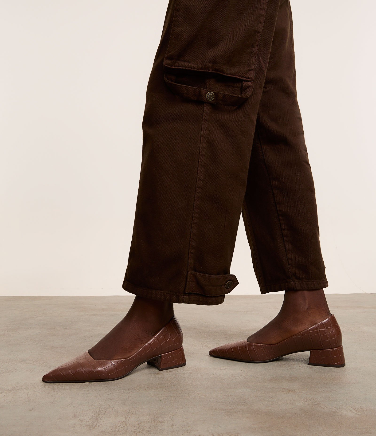 Sapato Scarpin com Textura Croco e Salto Bloco Marrom 2