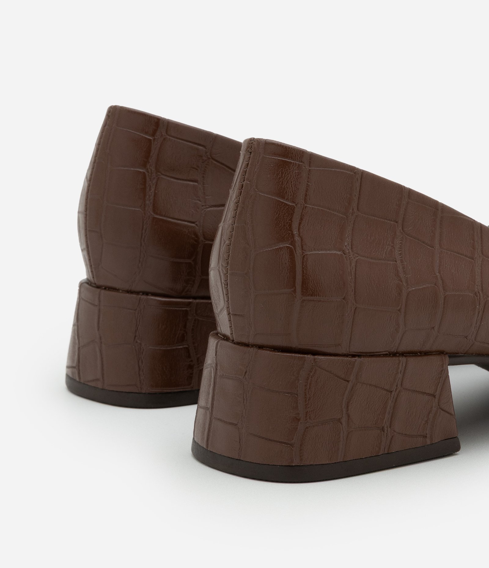 Sapato Scarpin com Textura Croco e Salto Bloco Marrom 4