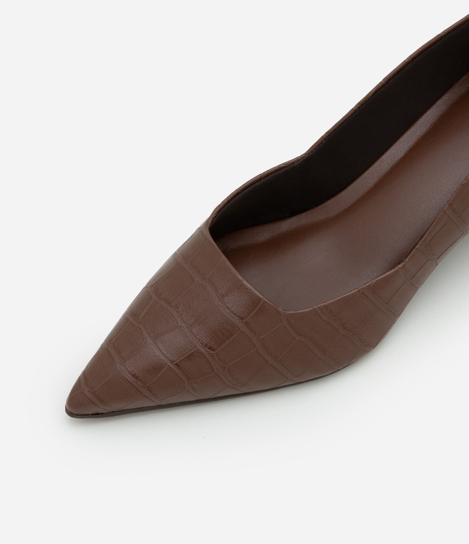 Sapato Scarpin com Textura Croco e Salto Bloco Marrom 5