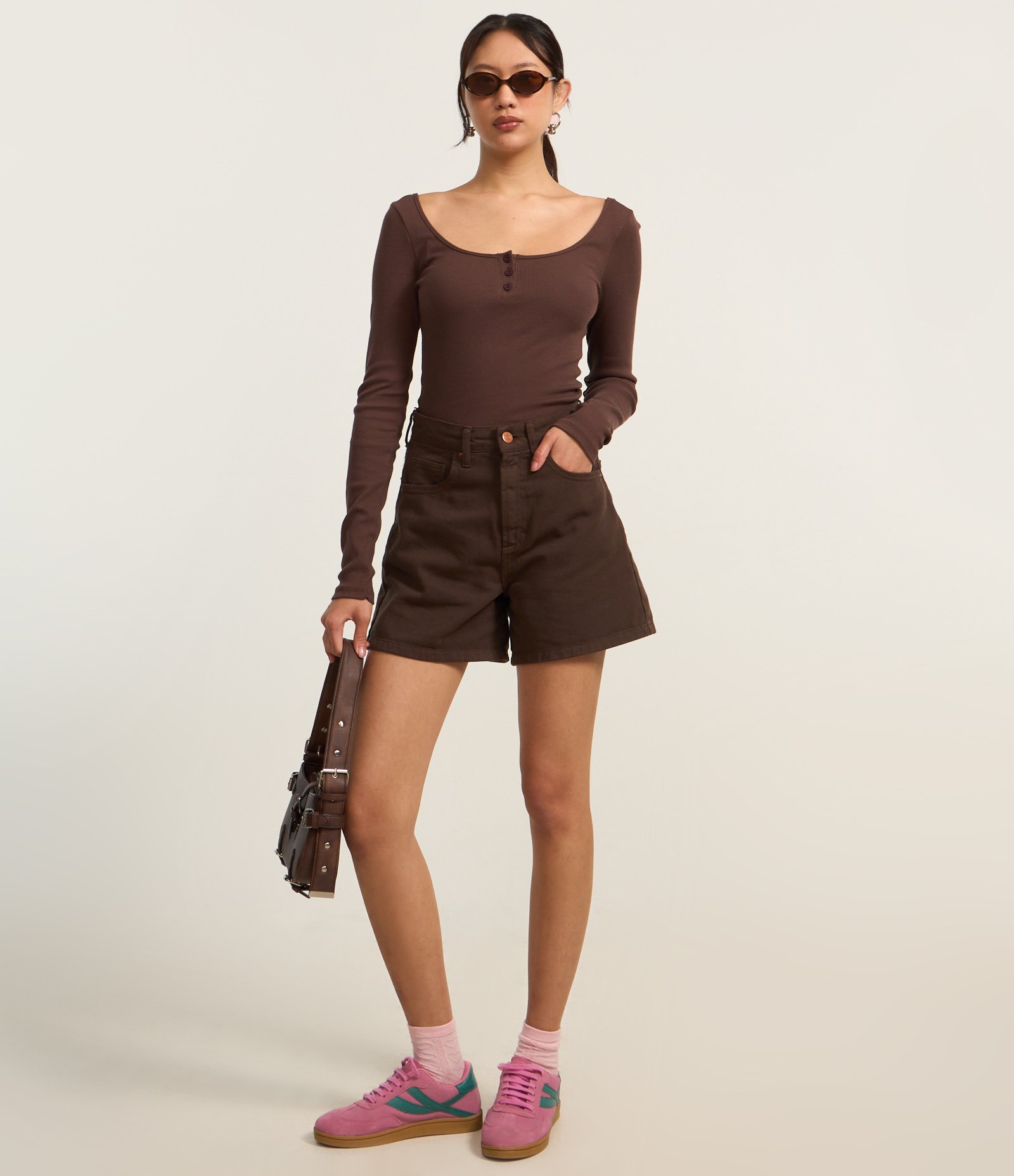 Blusa em Ribana com Decote U e Botões Marrom 2