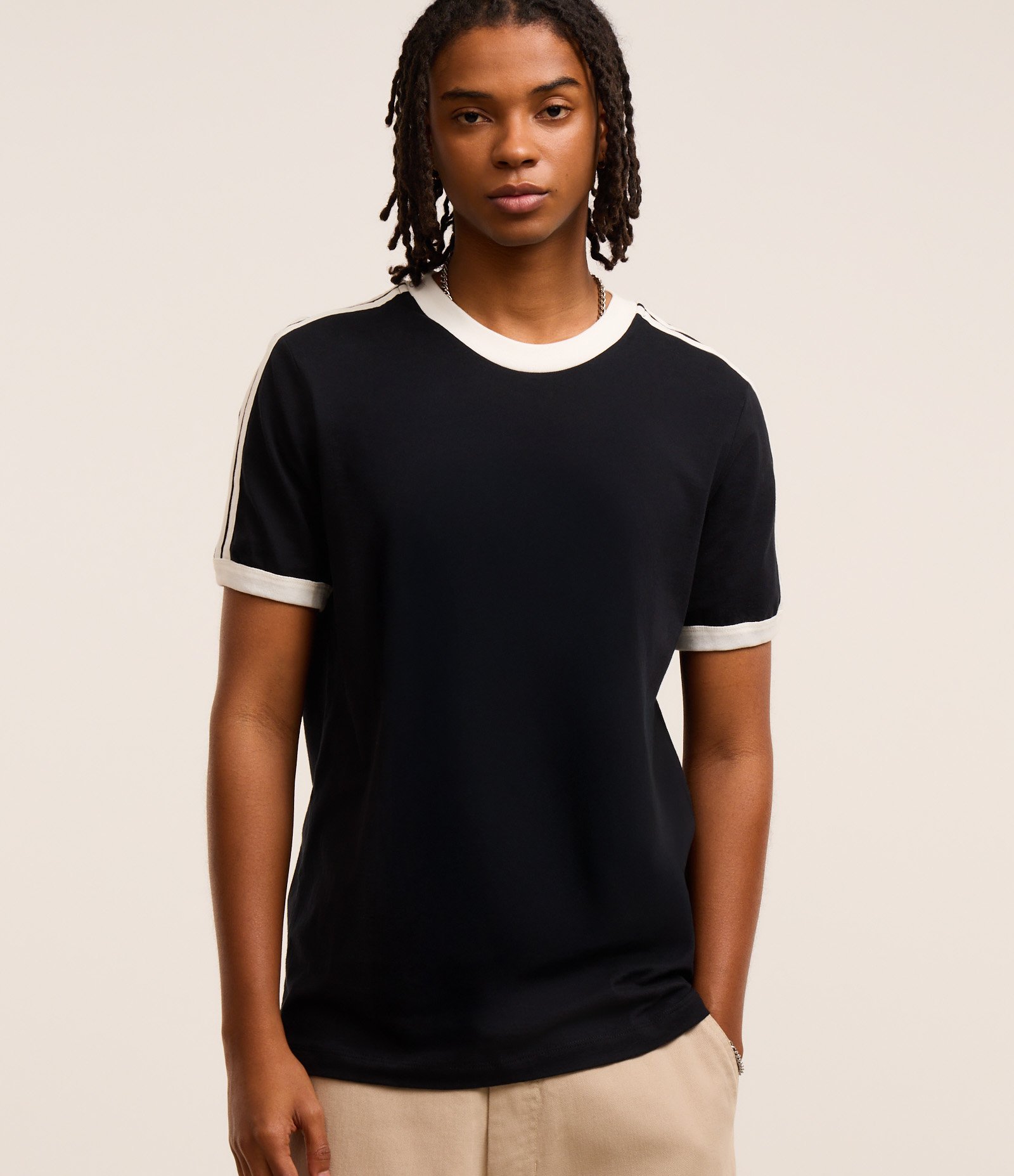 Camiseta Regular em Algodão com Listras nos Ombros Preto/Branco 1