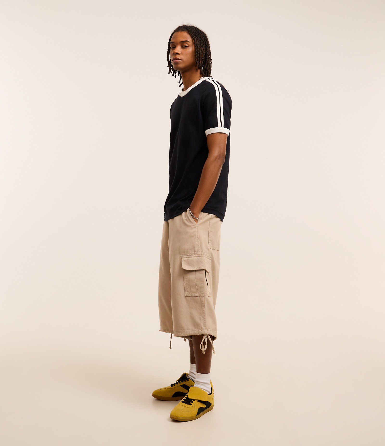 Camiseta Regular em Algodão com Listras nos Ombros Preto/Branco 2