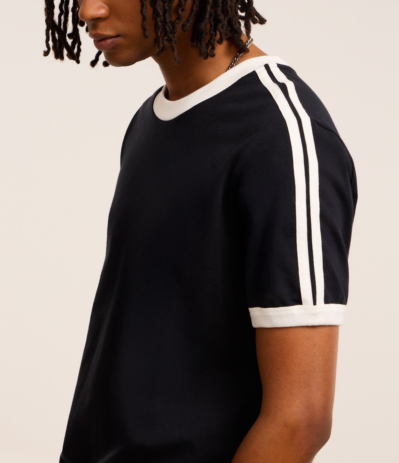 Camiseta Regular em Algodão com Listras nos Ombros Preto/Branco 4