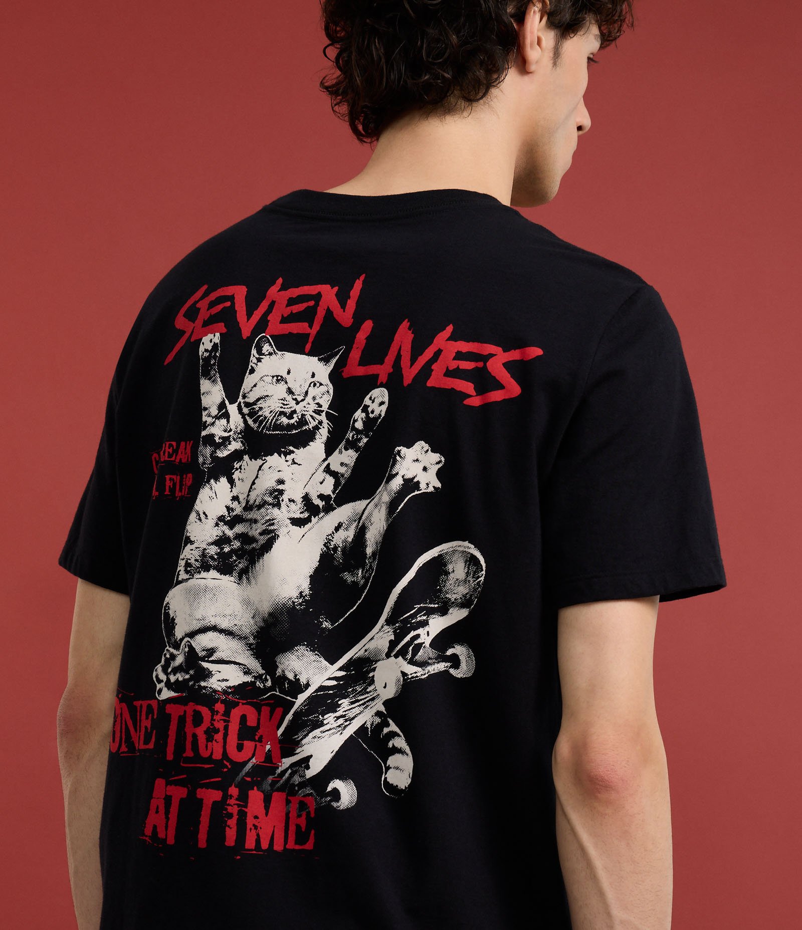 Camiseta Regular em Algodão com Estampa de Gato Skatista Preto 1