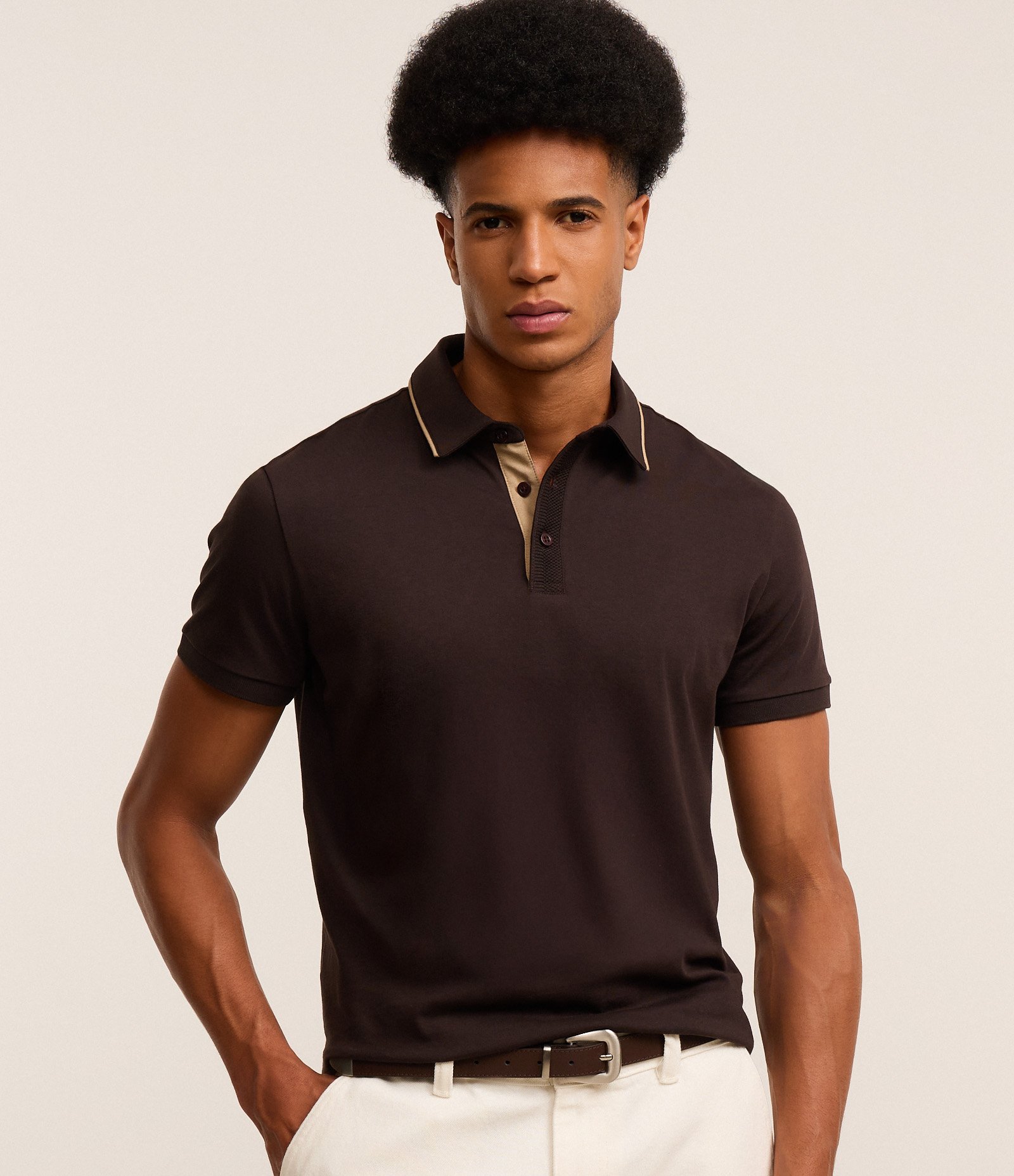 Camisa Polo Regular em Algodão Peruano com Detalhe Contrastante na Gola Marrom escuro 1