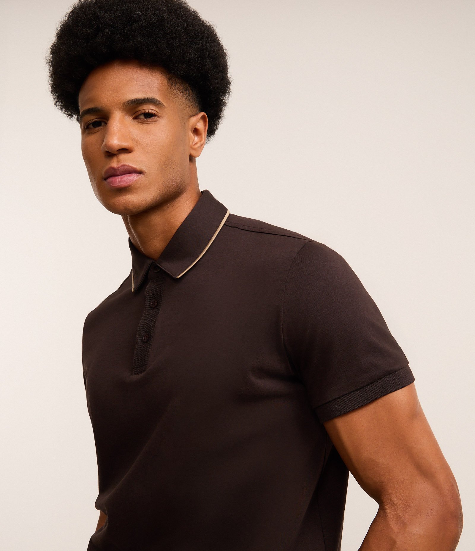 Camisa Polo Regular em Algodão Peruano com Detalhe Contrastante na Gola Marrom escuro 4