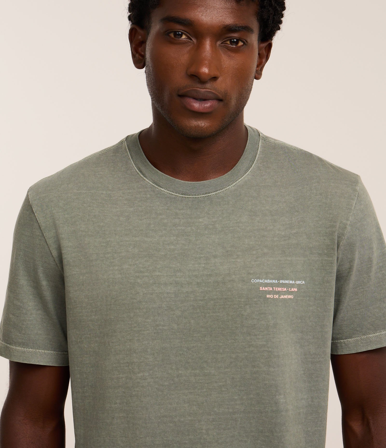 Camiseta Comfort em Algodão com Estampa Lettering Pontos Turísticos RJ Verde 3