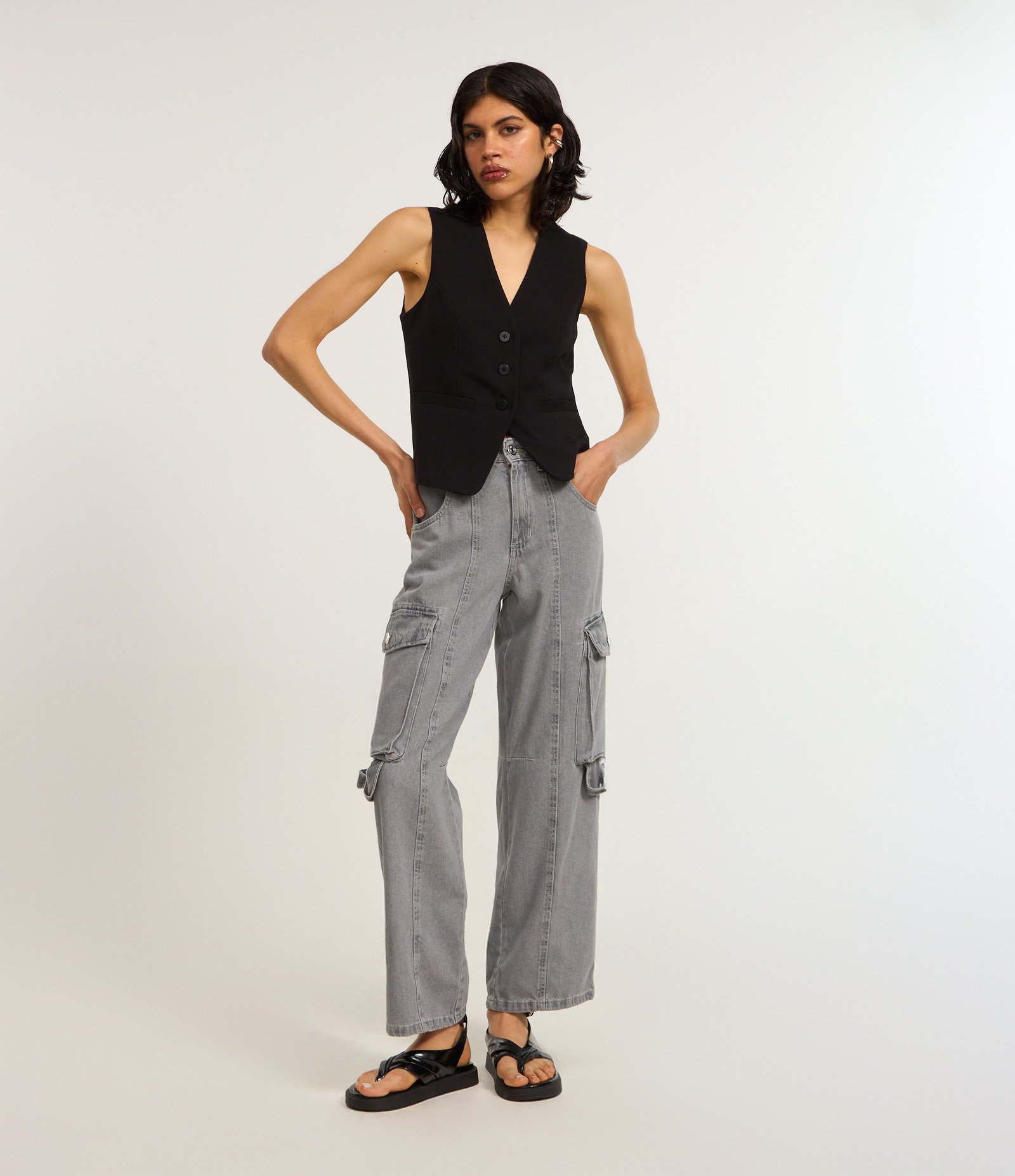 Calça Reta em Jeans com Recorte Frontal e Bolsos Cargo Cinza 1