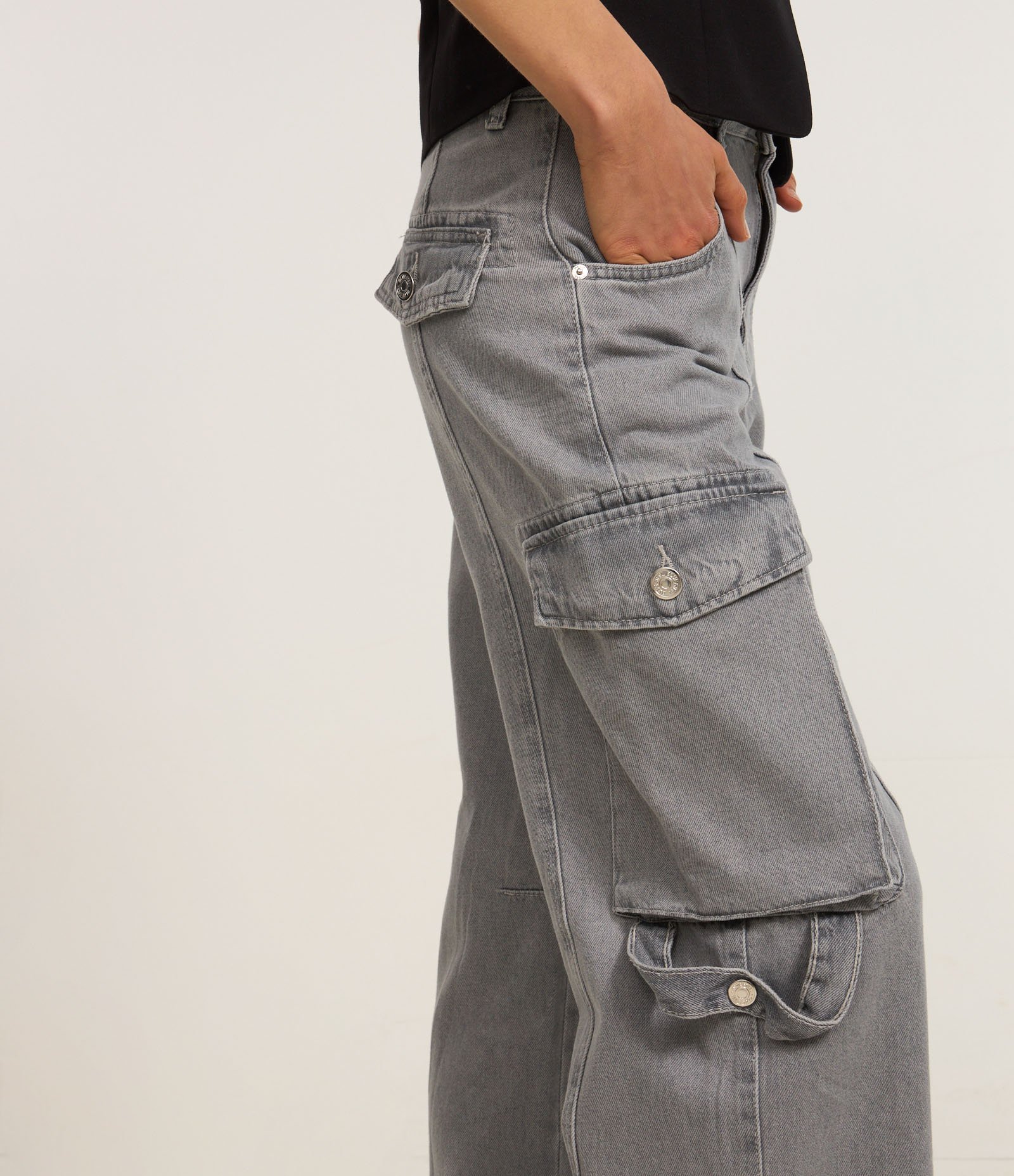Calça Reta em Jeans com Recorte Frontal e Bolsos Cargo Cinza 4
