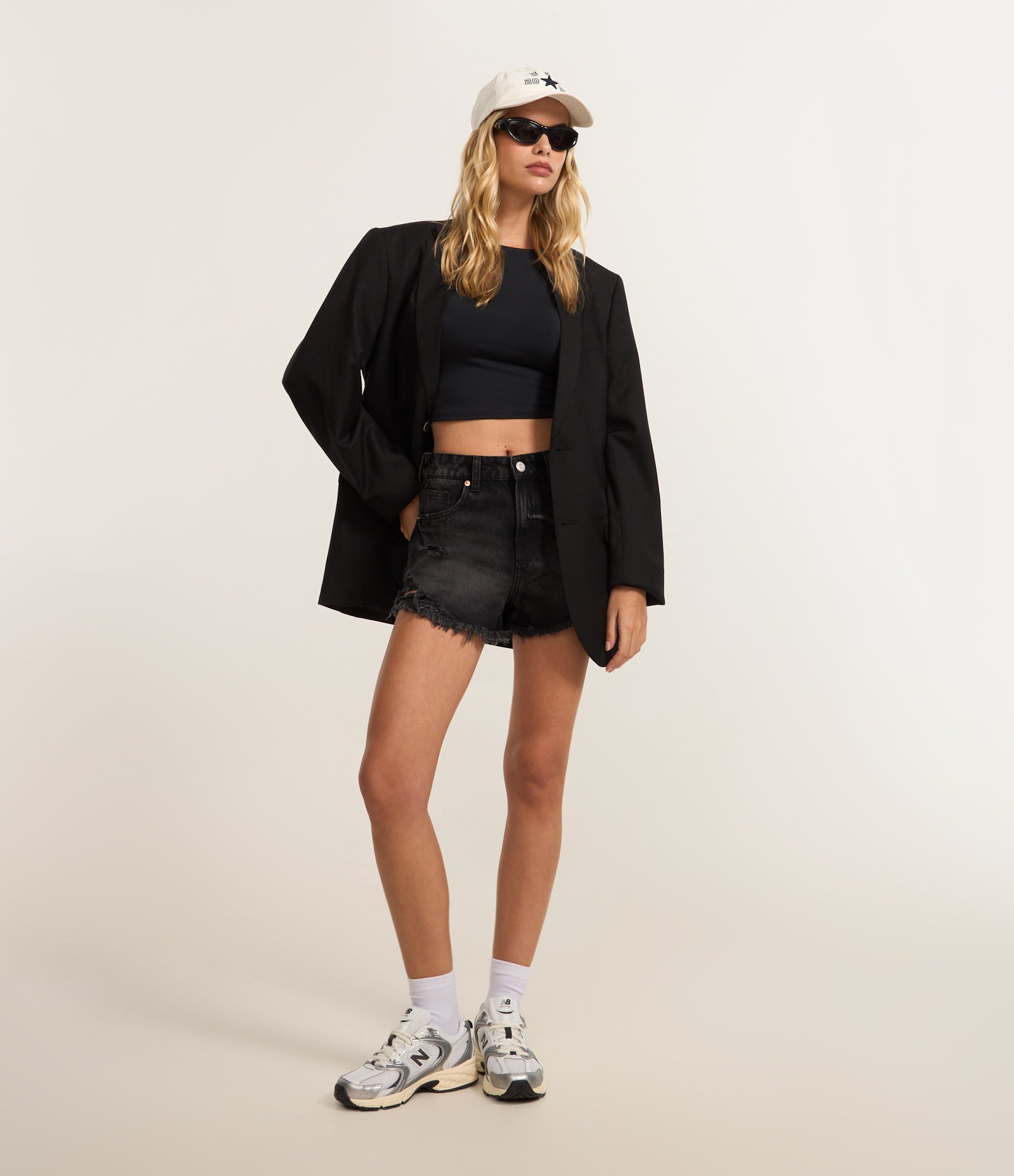 Short Slim Cintura Médio em Jeans com Barra Desfiada Preto 1