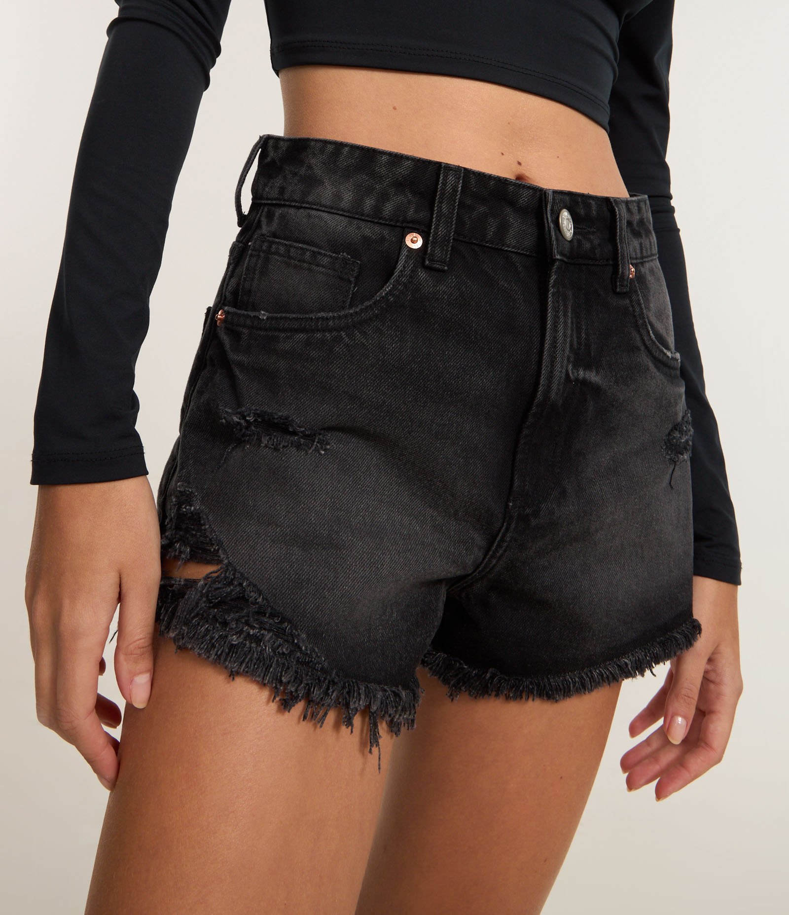 Short Slim Cintura Médio em Jeans com Barra Desfiada Preto 4