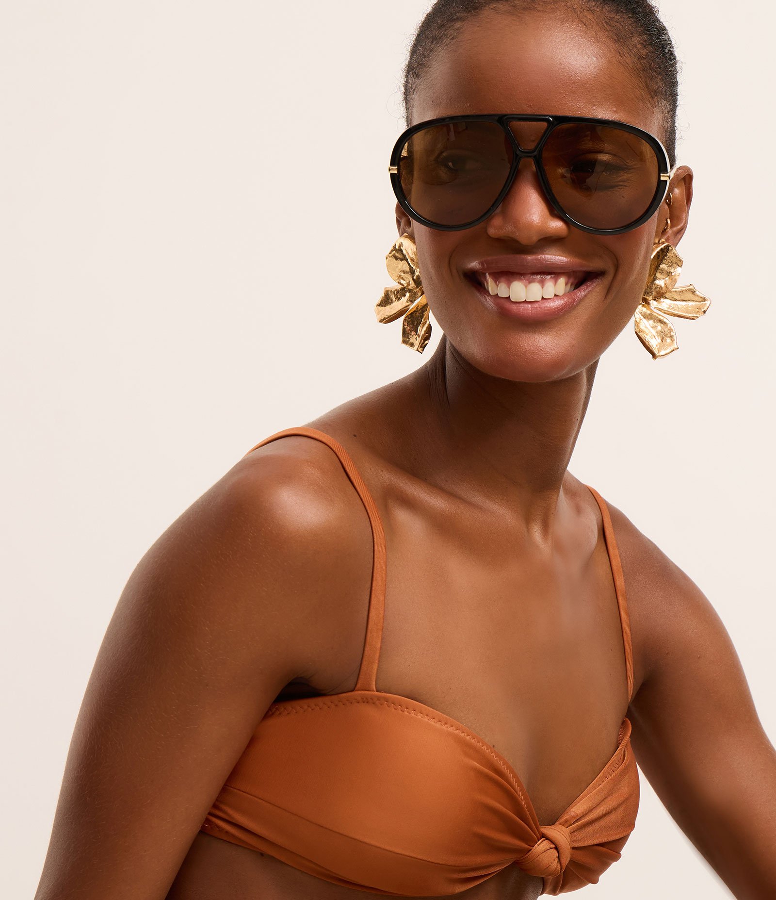 Biquíni Top Bandeau em Microfibra Metalizada com Nó Frontal Marrom 2