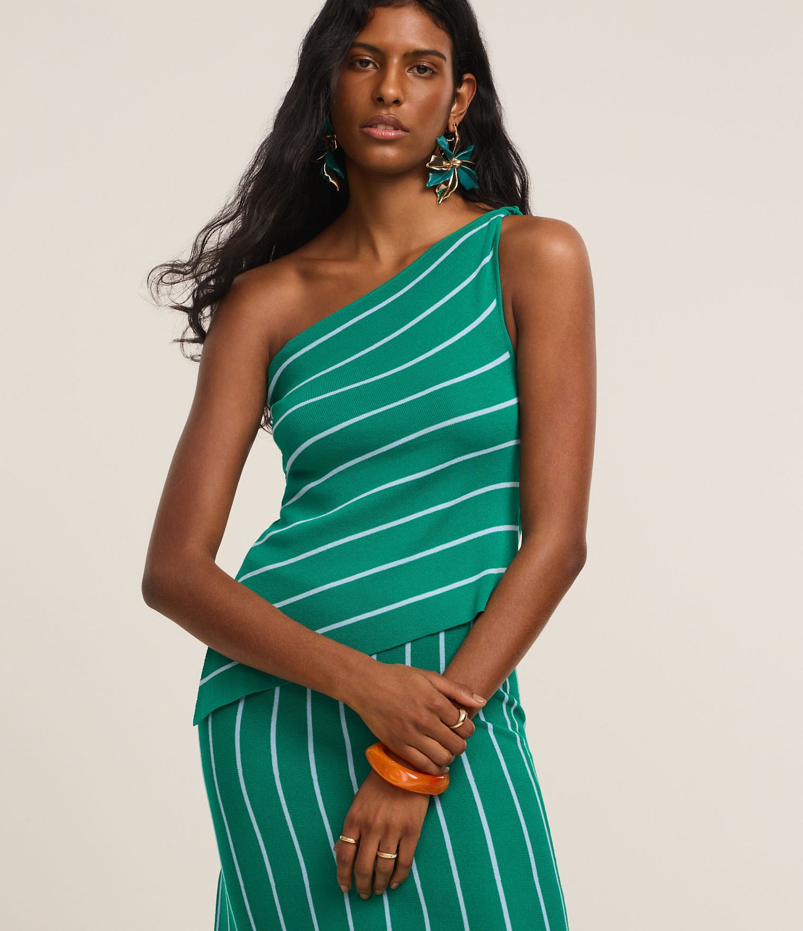 Blusa Ombro Só em Tricô com Listras Diagonais Verde 1