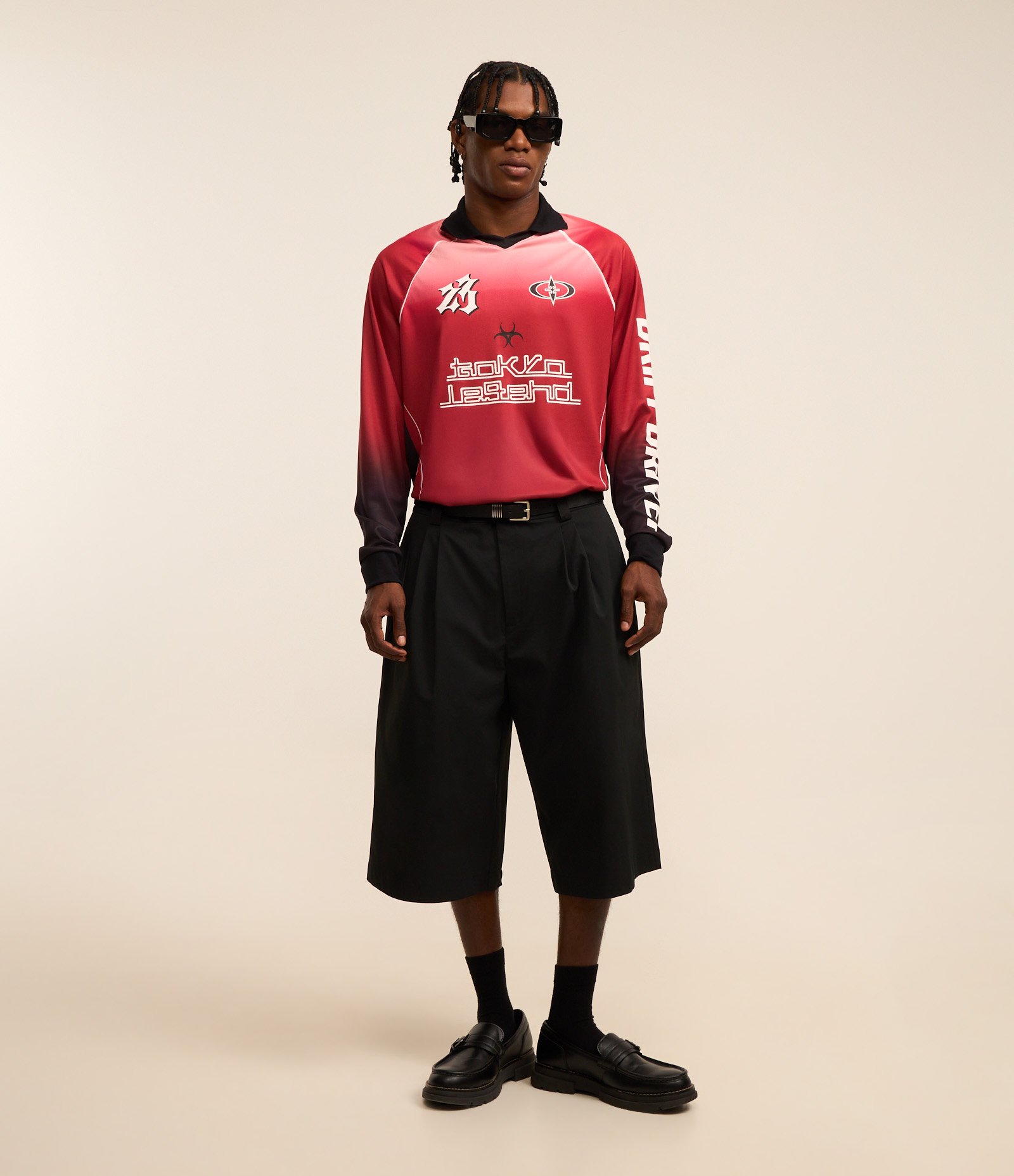 Bermuda em Sarja Super Baggy Alfaiatada com Pregas Preto 1