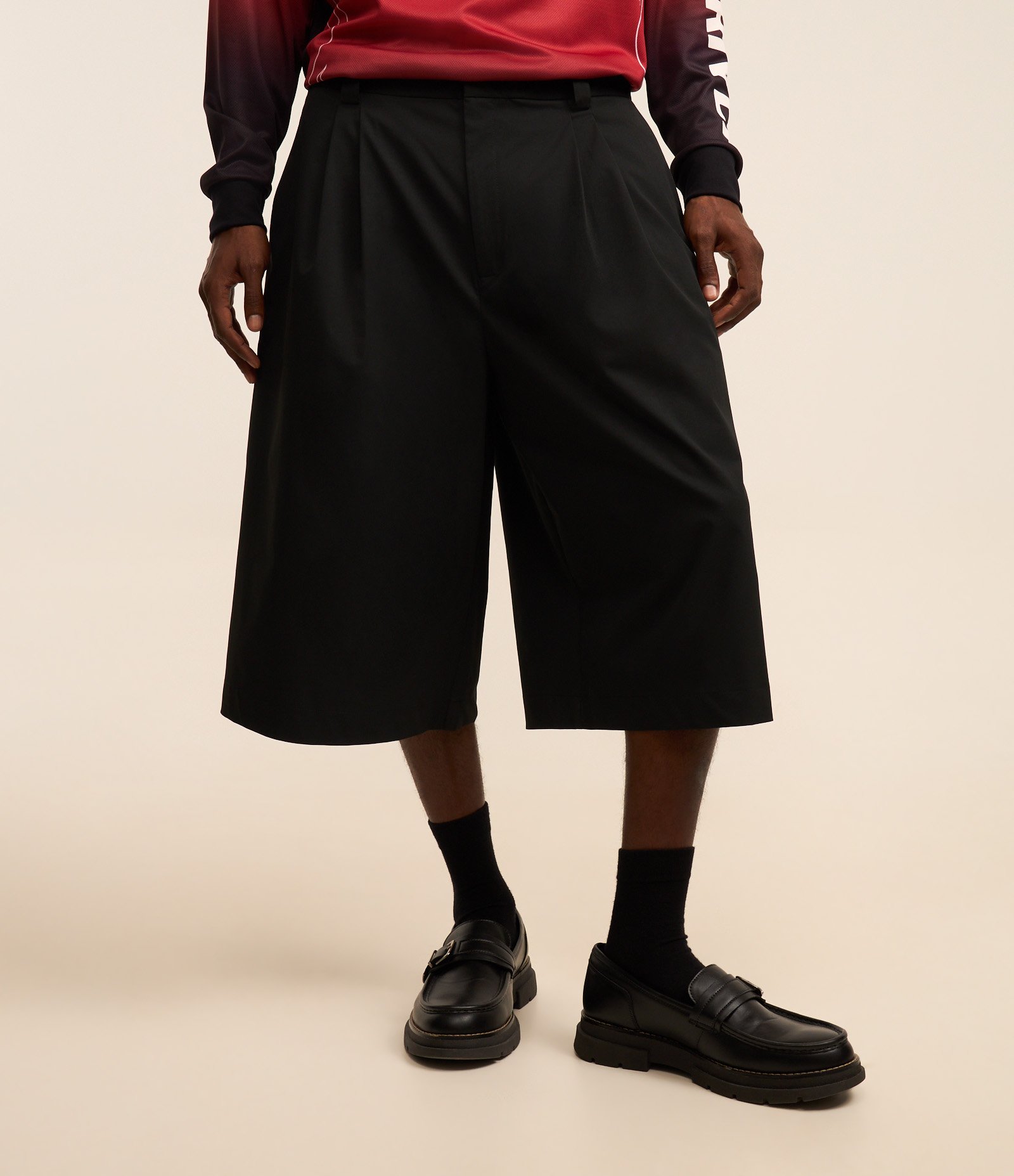 Bermuda em Sarja Super Baggy Alfaiatada com Pregas Preto 2