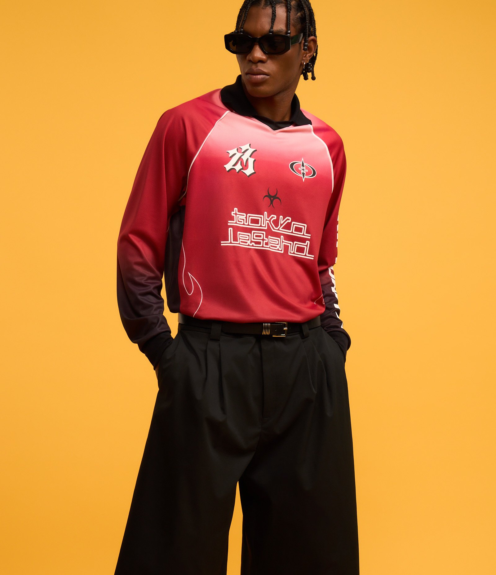 Bermuda em Sarja Super Baggy Alfaiatada com Pregas Preto 3