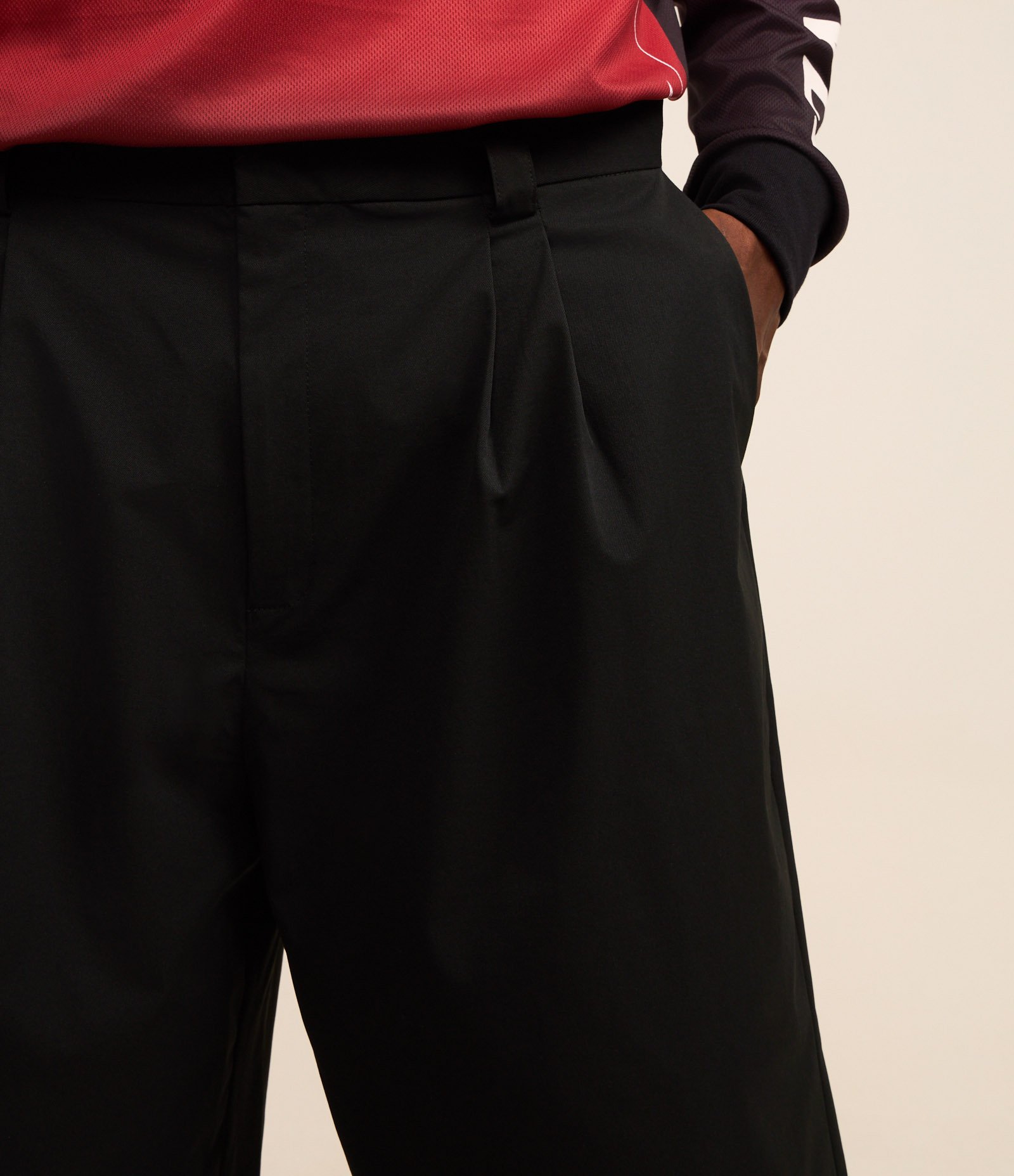 Bermuda em Sarja Super Baggy Alfaiatada com Pregas Preto 4