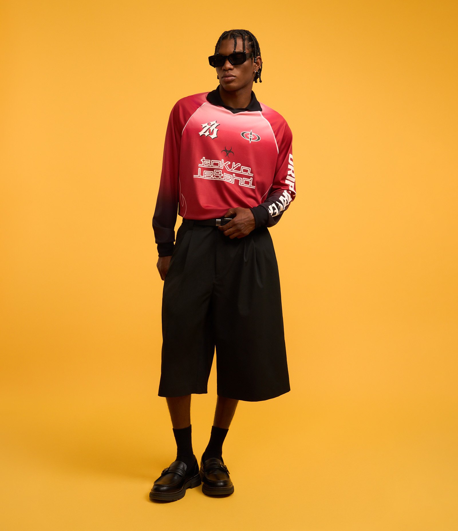 Bermuda em Sarja Super Baggy Alfaiatada com Pregas Preto 5