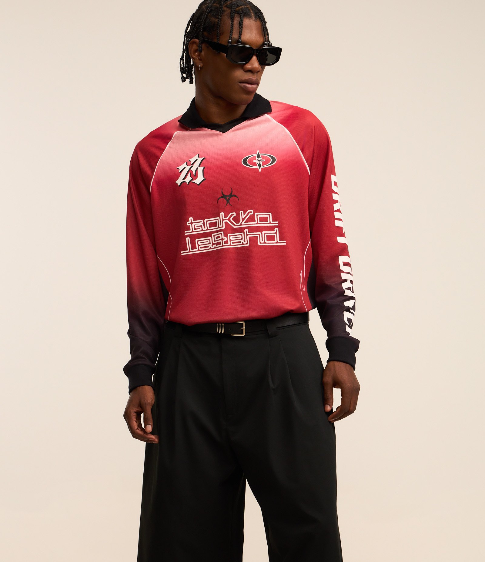 Bermuda em Sarja Super Baggy Alfaiatada com Pregas Preto 6