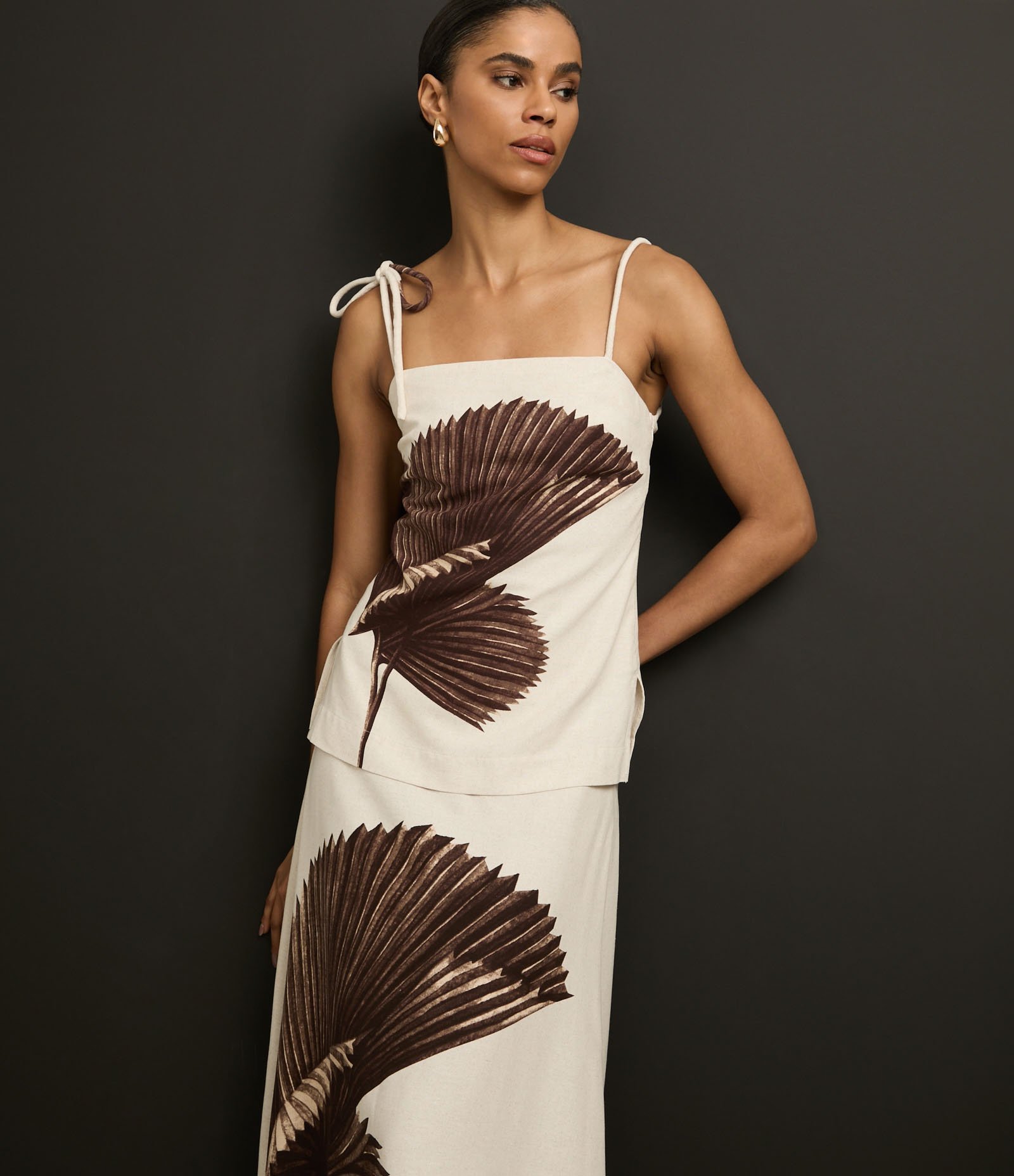 Saia Reta Midi em Viscolinho com Estampa Folhagem Bege 2