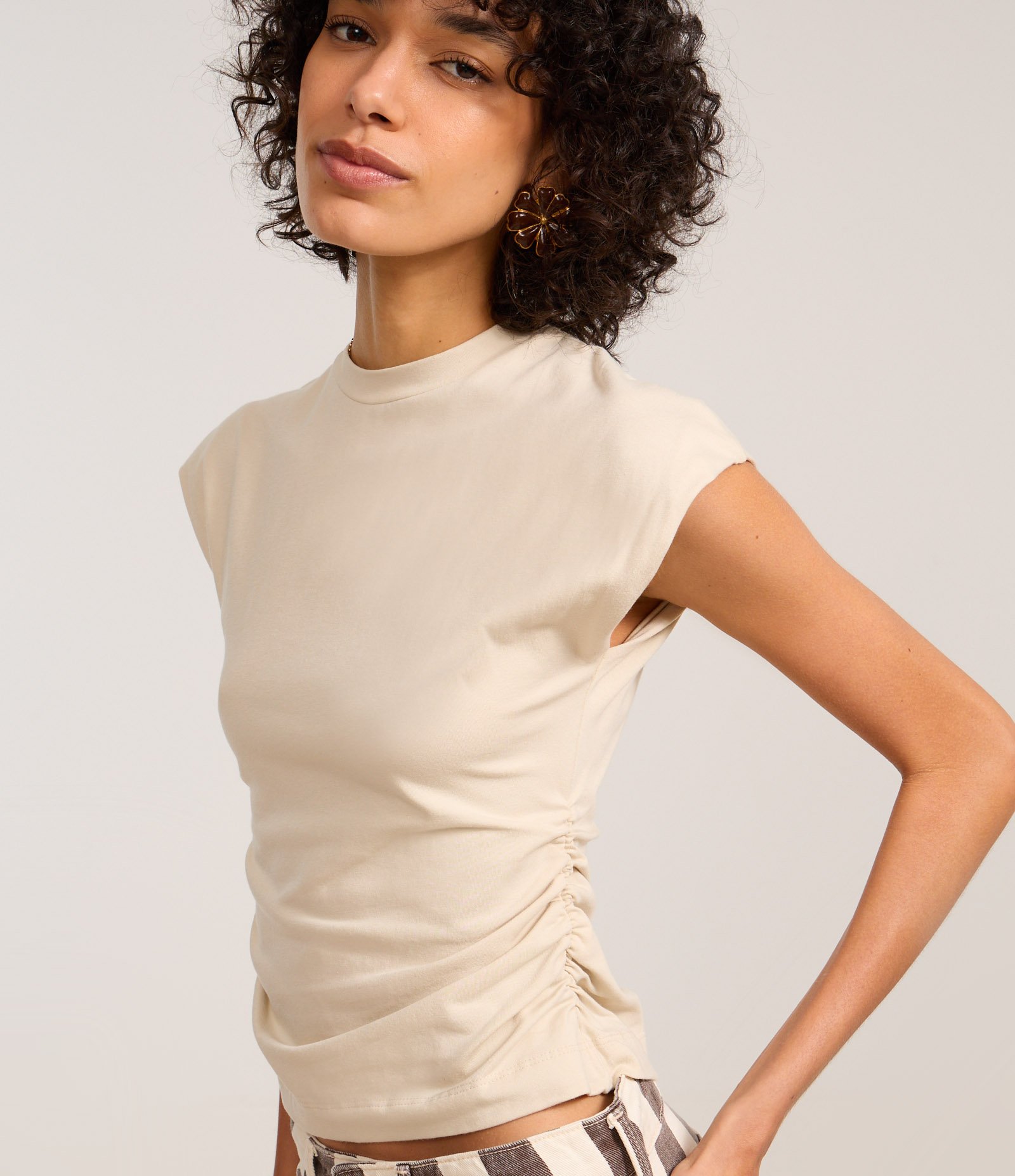 Blusa em Algodão com Gola Alta e Franzido na Lateral Bege 3