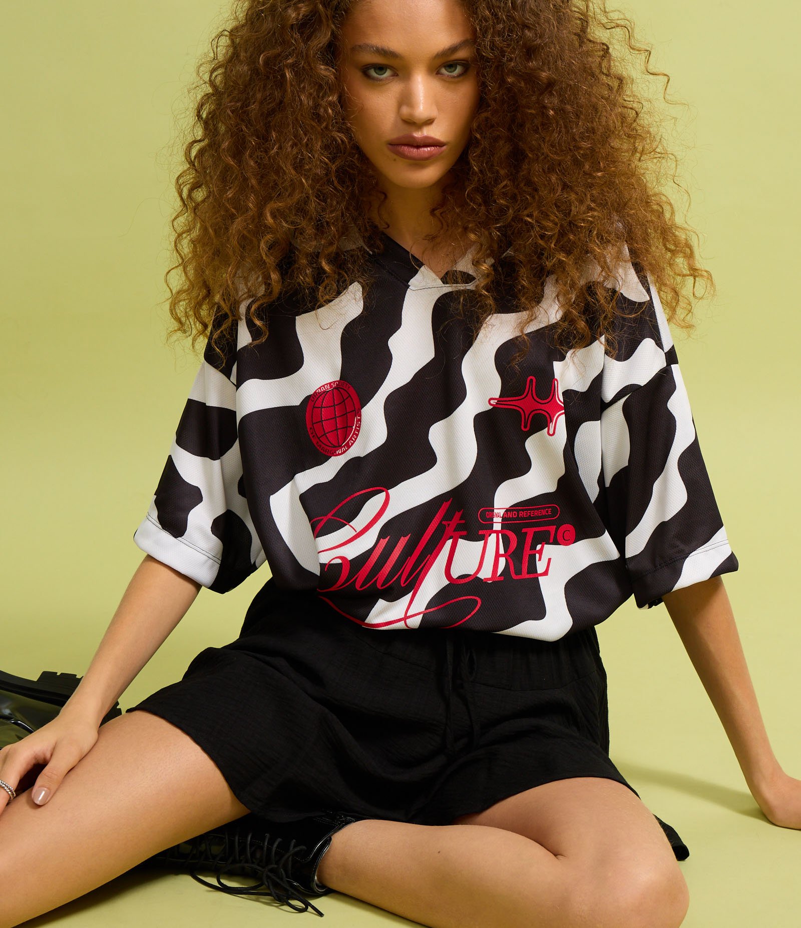 Camiseta Alongada com Cava Deslocada e Estampa Culture Preto 4