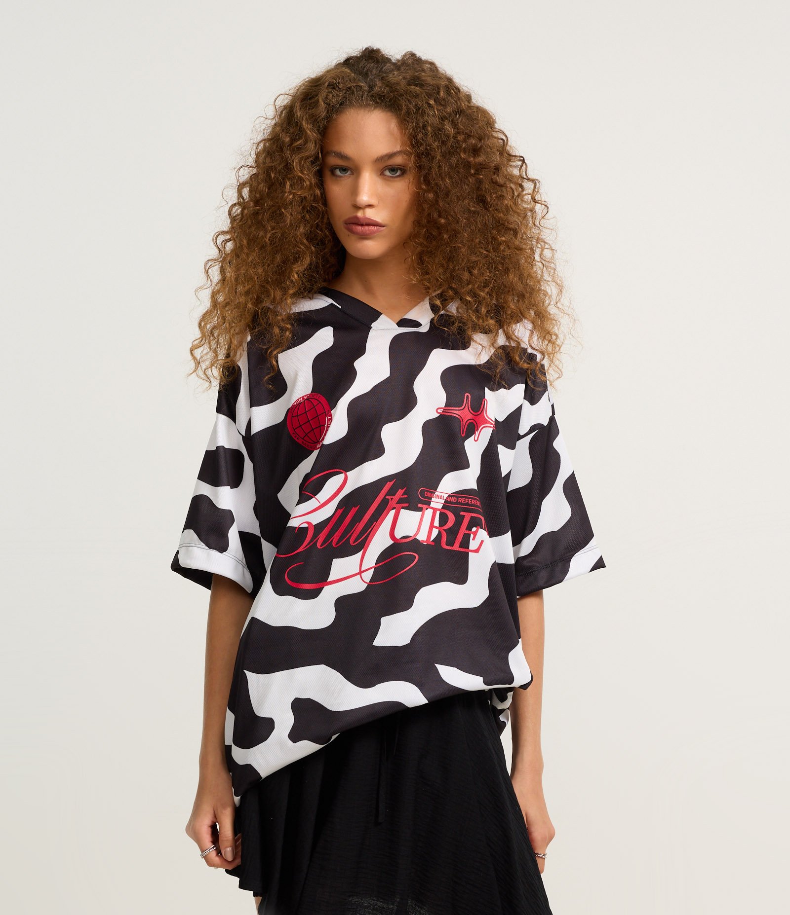 Camiseta Alongada com Cava Deslocada e Estampa Culture Preto 1