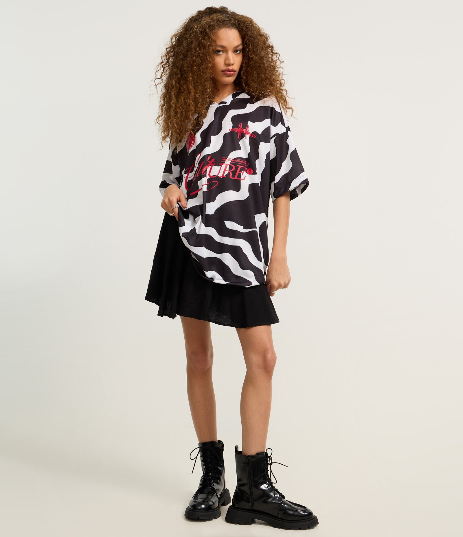 Camiseta Alongada com Cava Deslocada e Estampa Culture Preto 2